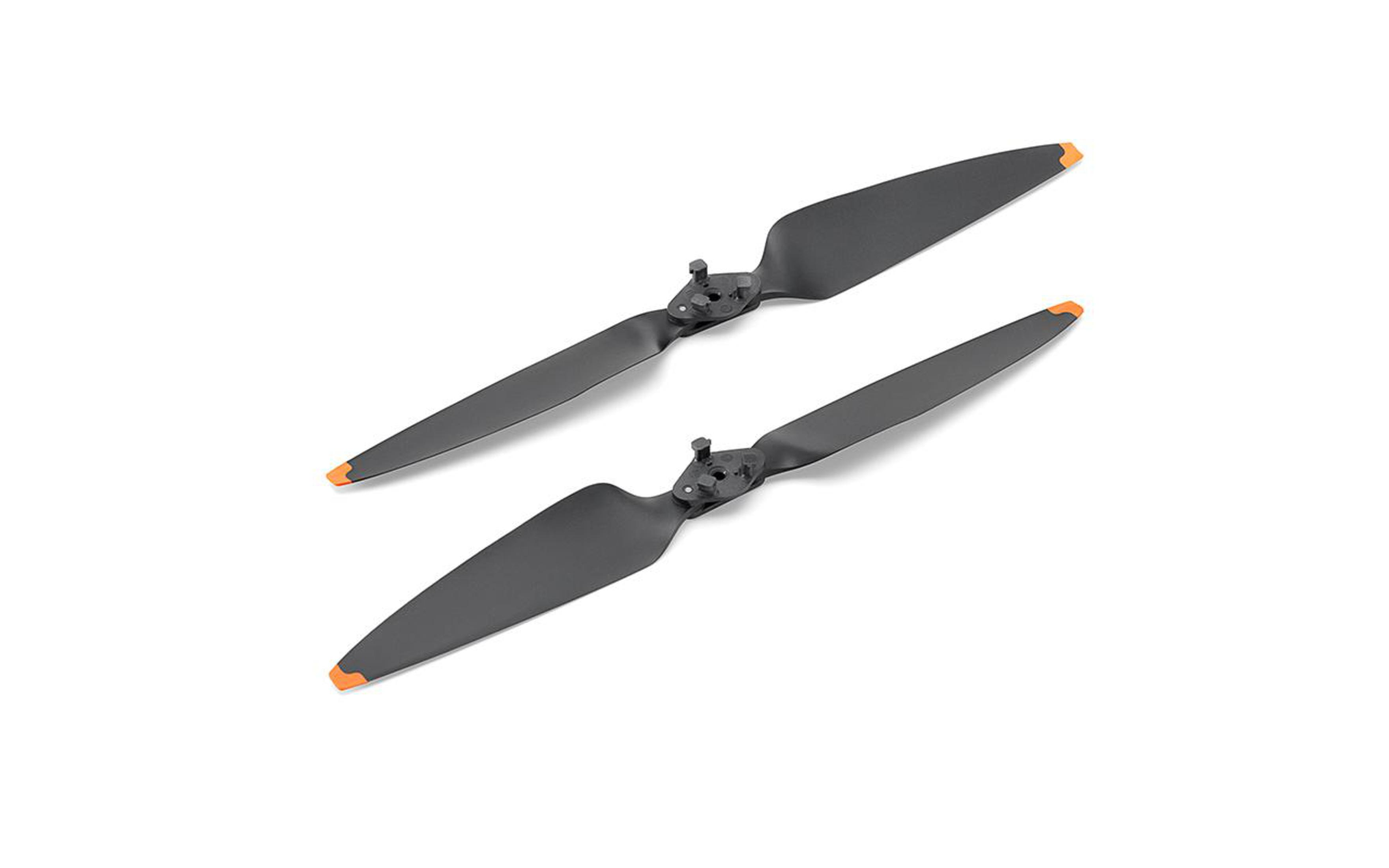 Twee zwarte drone propellers met oranje uiteinden, op een witte achtergrond.