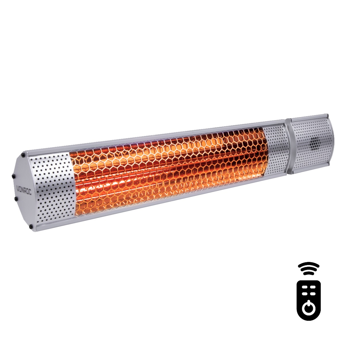 Een zilveren buitenkachel met een honingraatgaas en oranje gloed. Een afstandsbediening staat rechts.