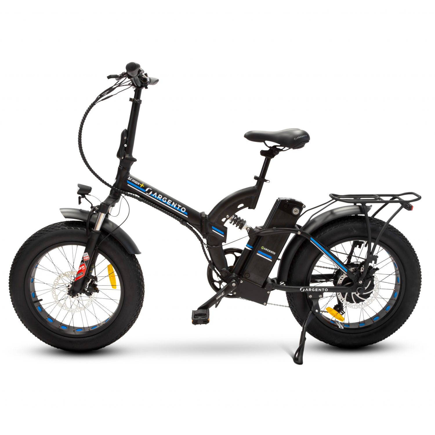 Bicicletta elettrica nera e blu, vista angolata su sfondo bianco.