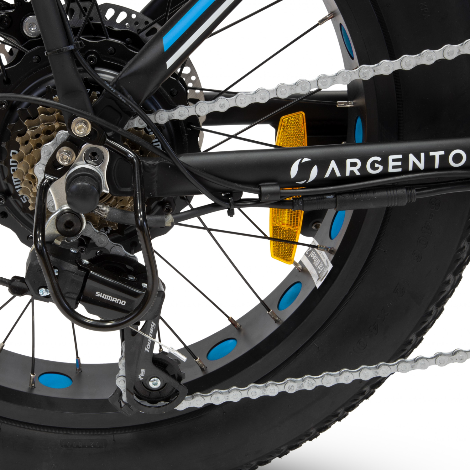 Primo piano di un sistema di catena e ingranaggi per bicicletta nero e blu.