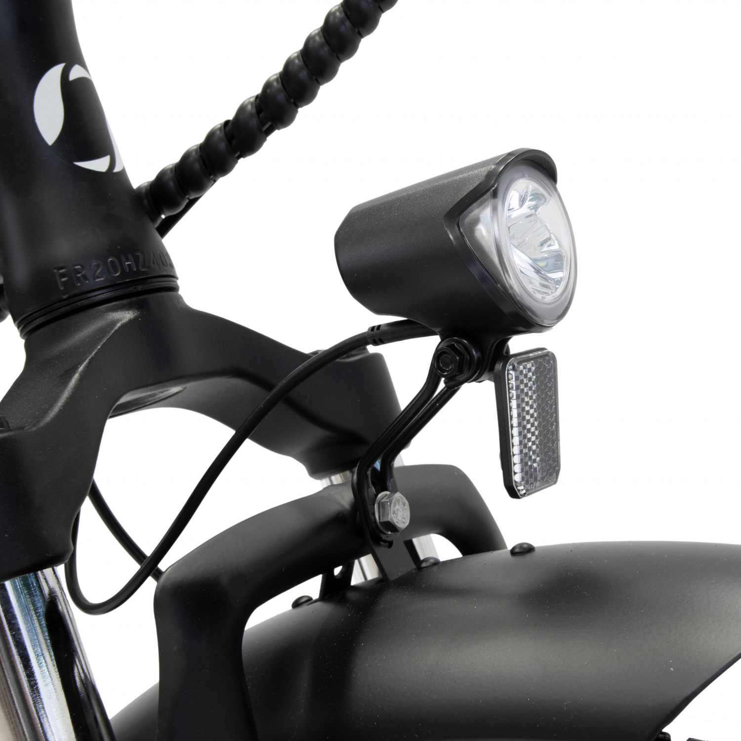 Dettagli anteriori della bicicletta nera: luce, parafango, fili e manubrio. Sfondo bianco.