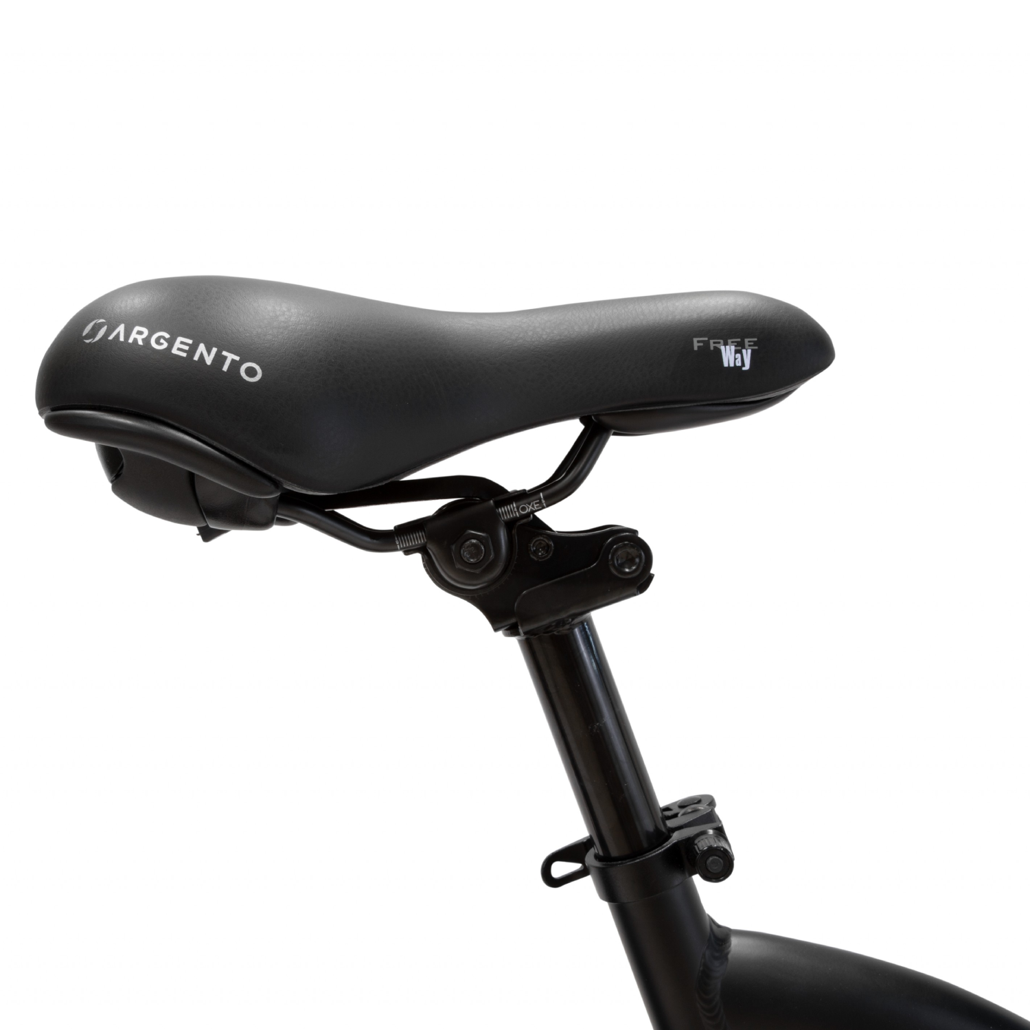Una sella per bicicletta nera con le parole ARGENTO e FREE WAY stampate sopra.