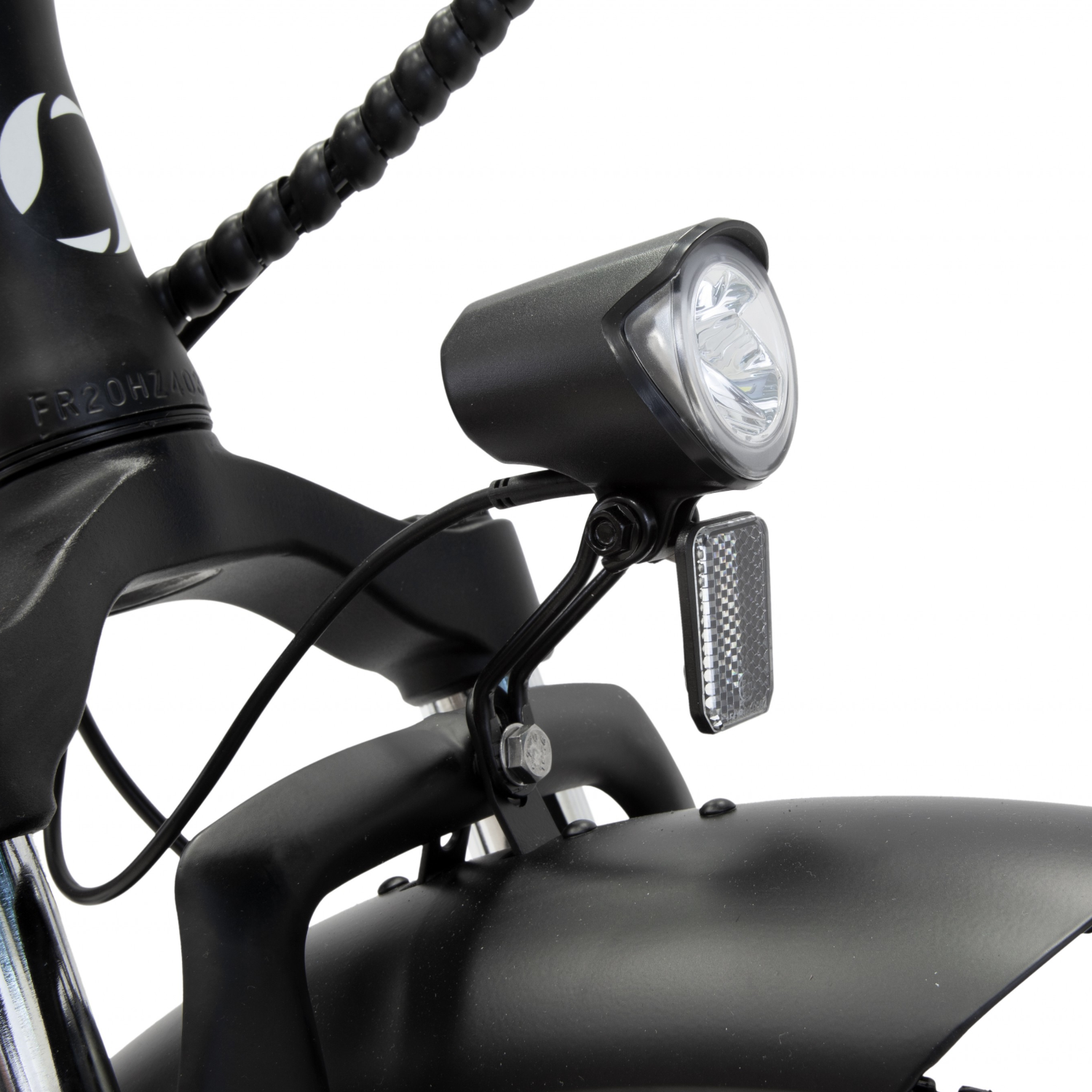 Parte anteriore di bicicletta nera con faro e catarifrangente su sfondo bianco.