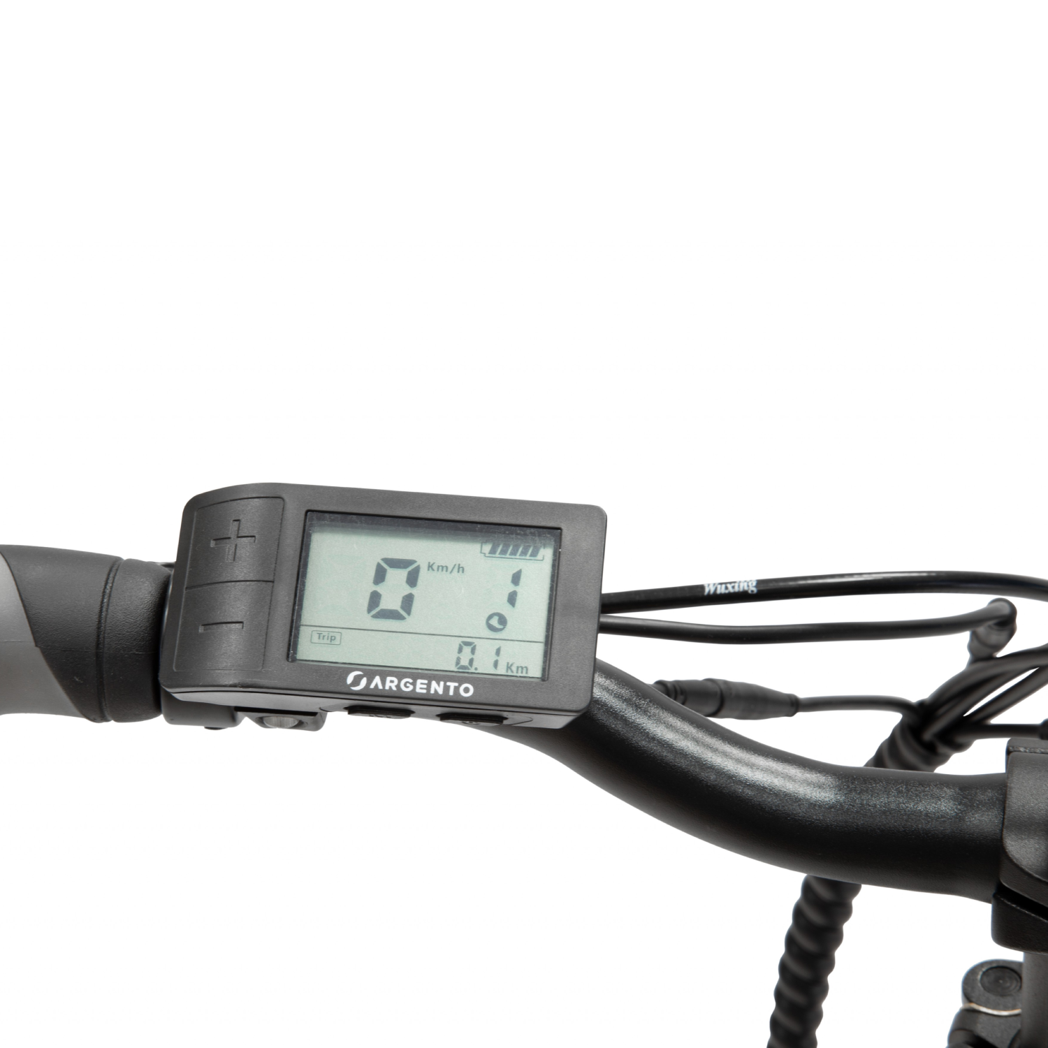 Display digitale di una bici. Mostra velocità e distanza. Sfondo bianco.