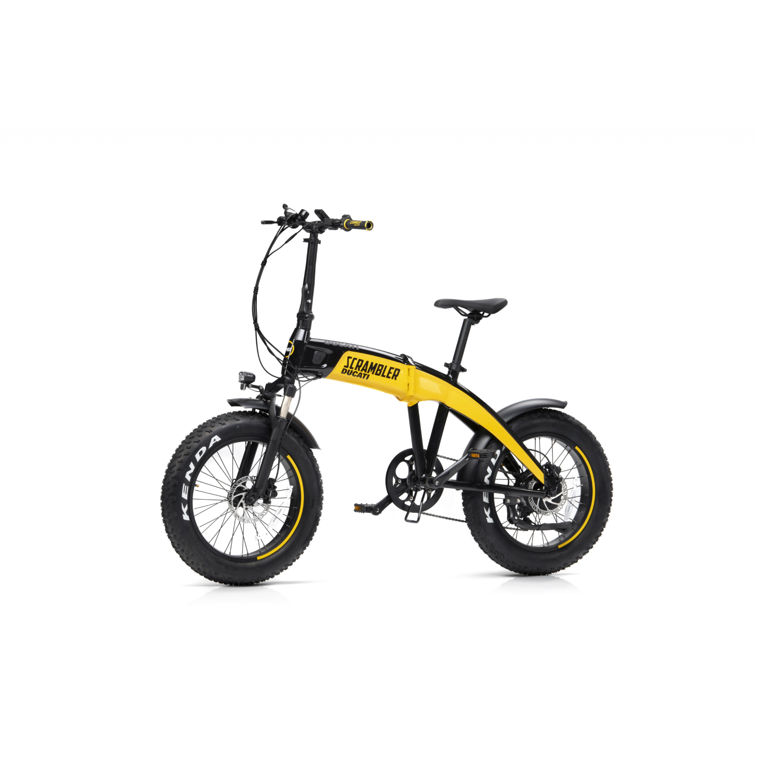 Żółto-czarny elektryczny rower składany z napisem 'Scrambler Ducati' na ramie, na białym tle.