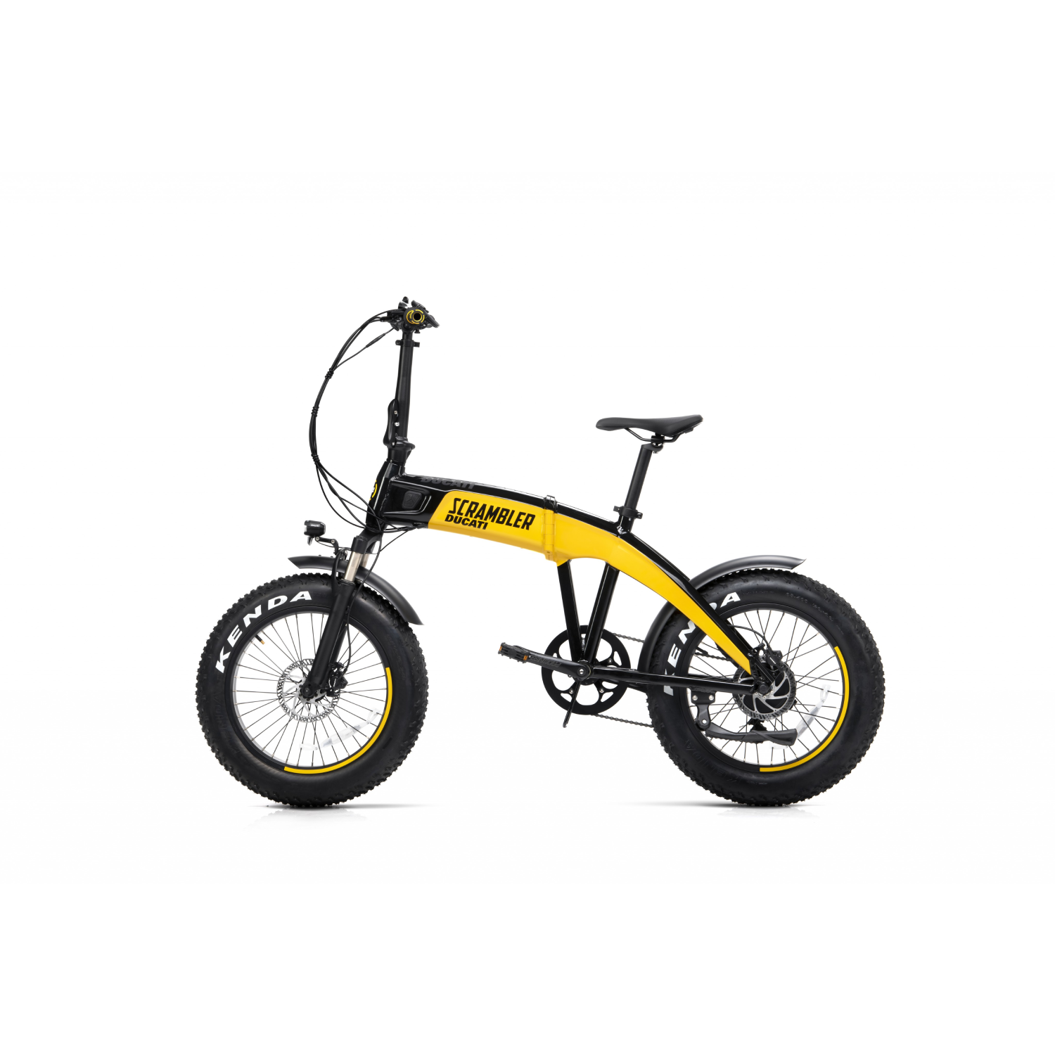 Żółto-czarny rower elektryczny z grubymi oponami, na białym tle.