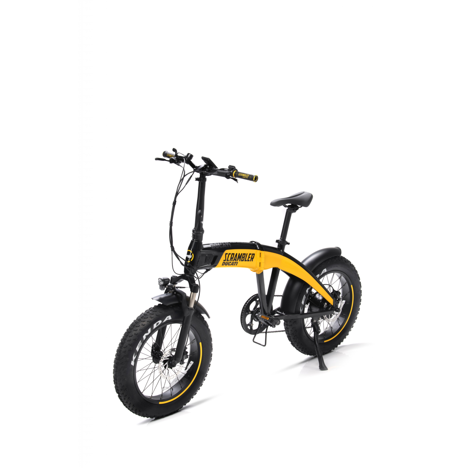 Czarny i żółty rower elektryczny Ducati Scrambler na białym tle. Ma grube opony i czarną kierownicę.