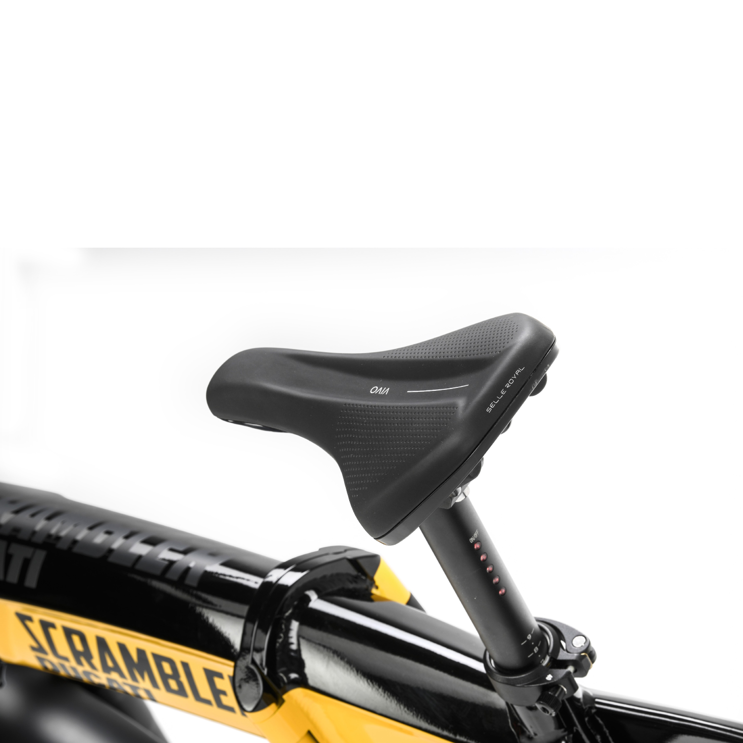 Czarne siodełko rowerowe ze słowem 'DUCATI' na żółtej ramie. Białe tło ze sztycą.