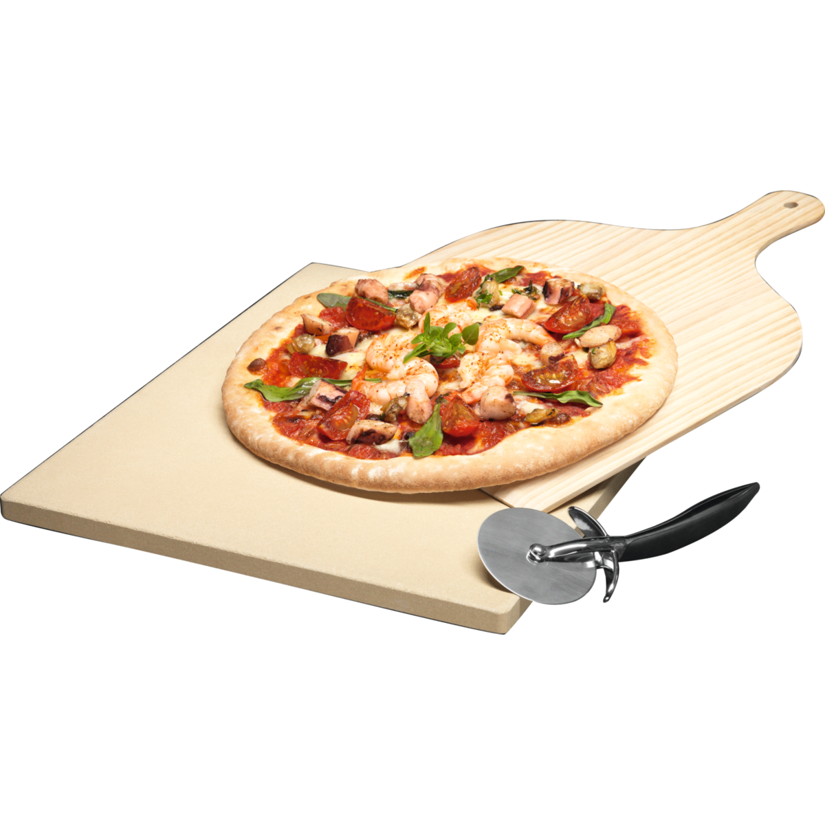 Una pizza en una pala de madera, con un cortador de pizza. La pizza tiene mariscos, tomates y albahaca.