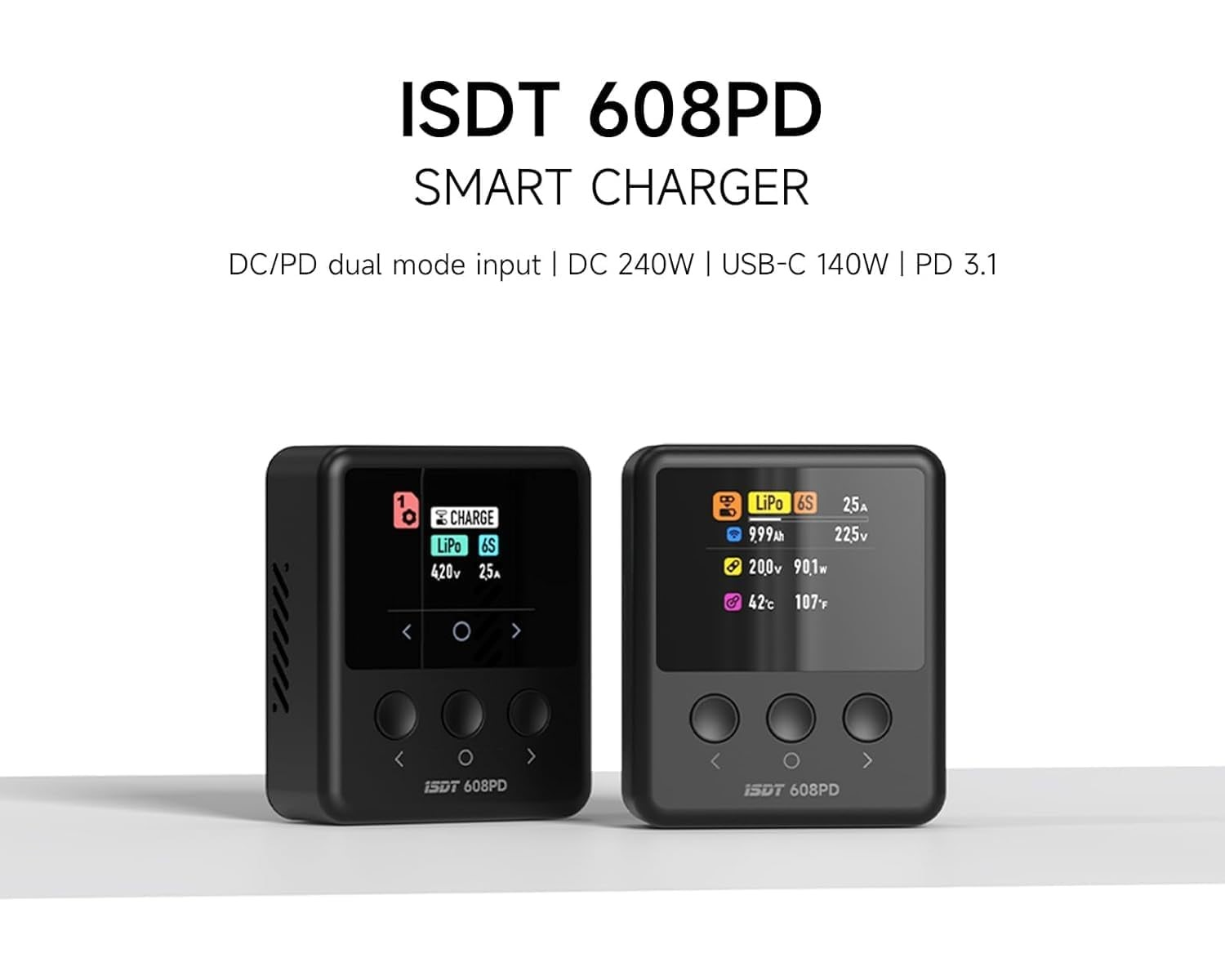 Zwei schwarze Smart Charger auf weißer Oberfläche. Jeder hat einen Bildschirm.