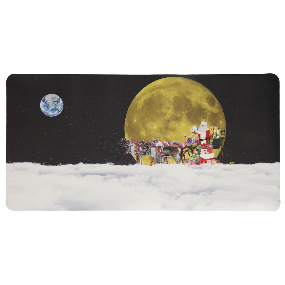 Der Weihnachtsmann im Schlitten, gezogen von Rentieren, fliegt über Wolken, mit einem großen gelben Mond und der Erde im Hintergrund.