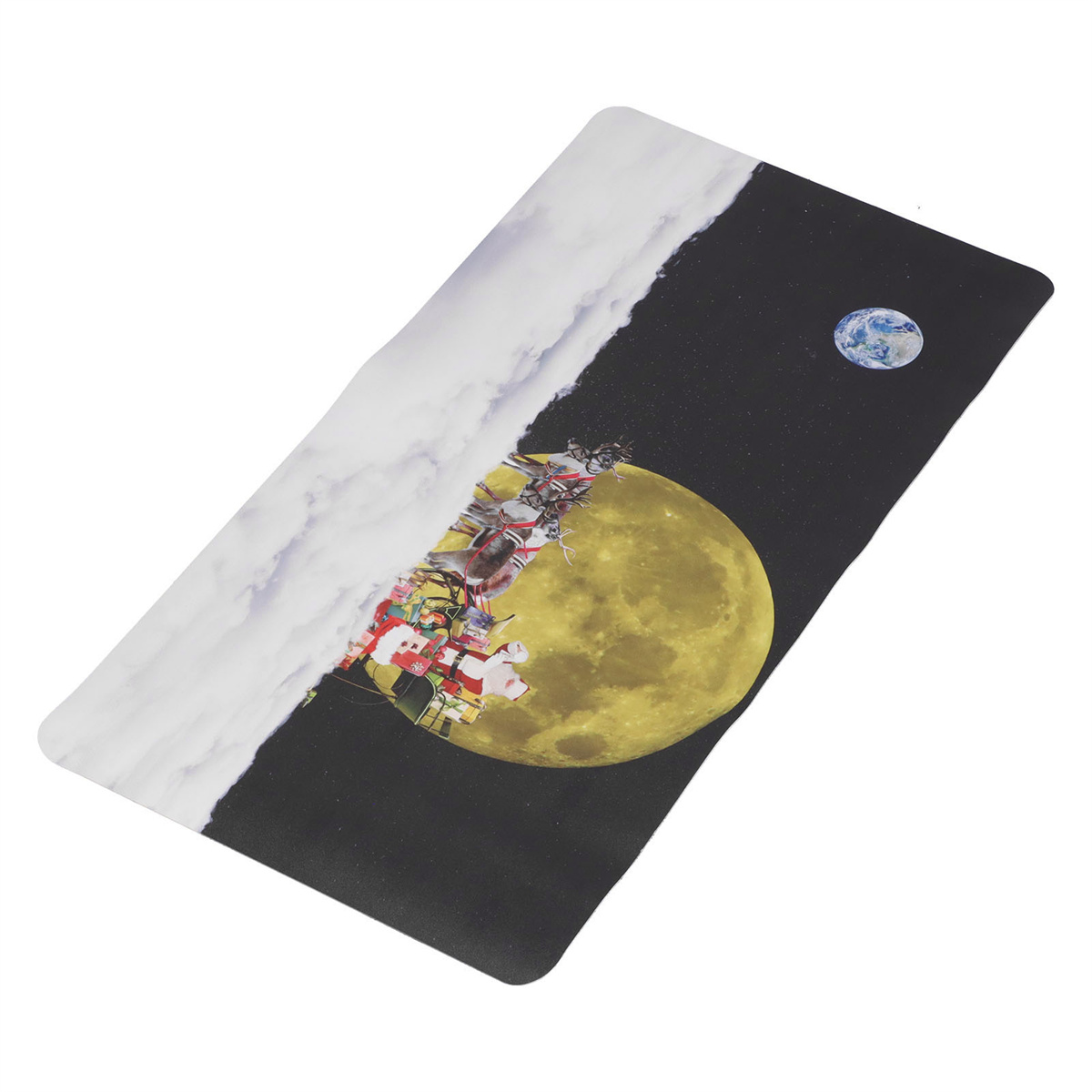 Eine Yogamatte mit einer Mond- und Weltraumszene. Weihnachtsmannfiguren befinden sich auf dem Mond. Dunkle und helle Bereiche.