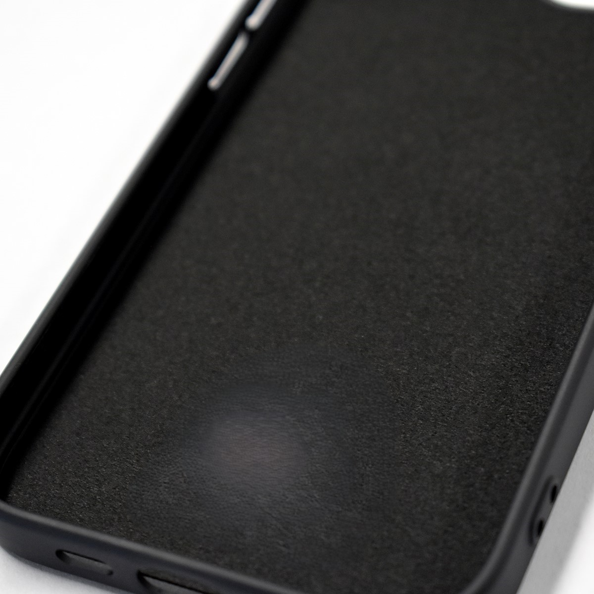 Intérieur d'une coque de téléphone noire. Surface texturée. Finition mate lisse.