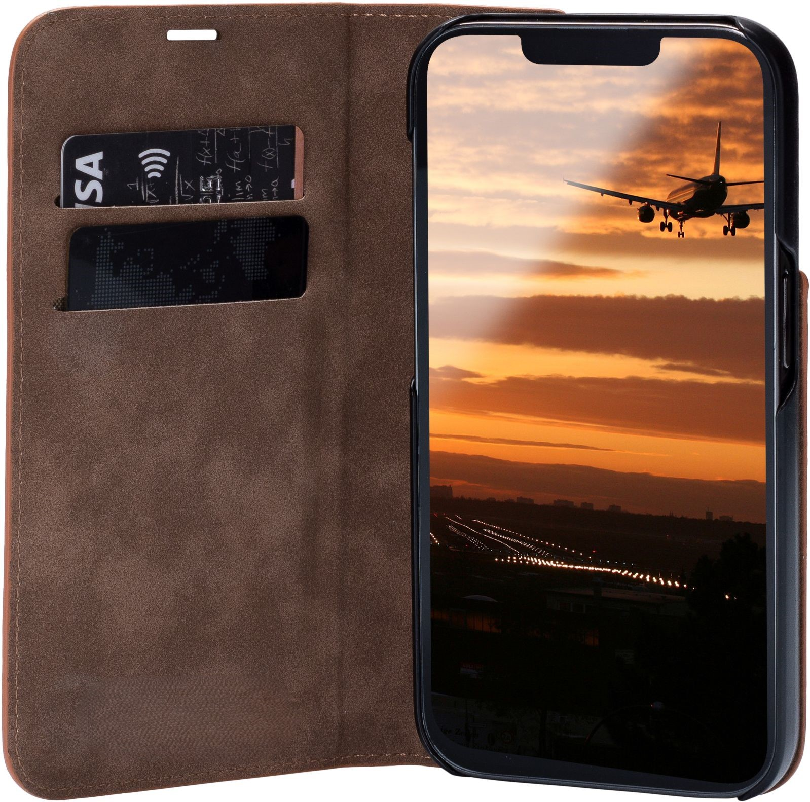Téléphone dans un étui marron montrant des cartes et un avion atterrissant au coucher du soleil.