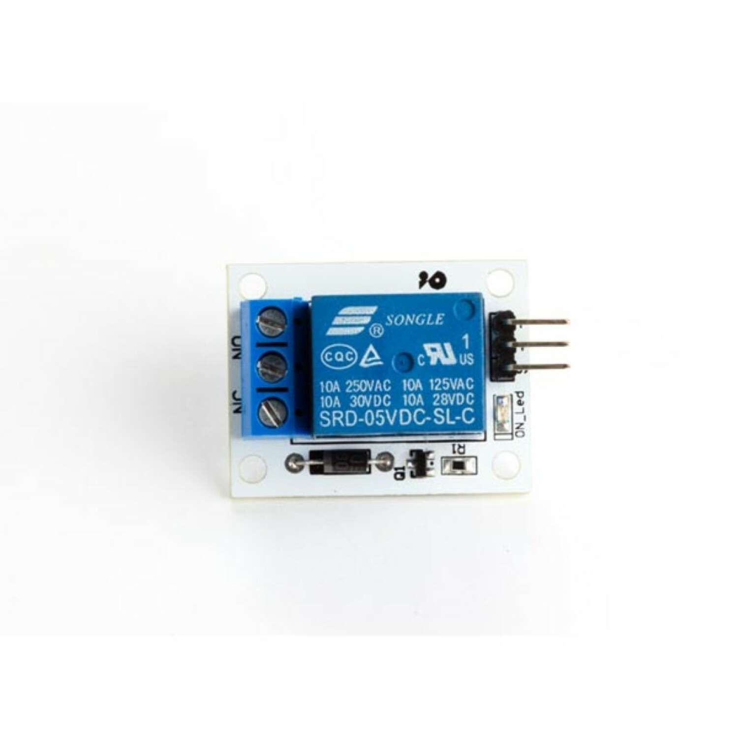 Un piccolo modulo relè elettronico con componenti blu e bianchi su una superficie bianca.