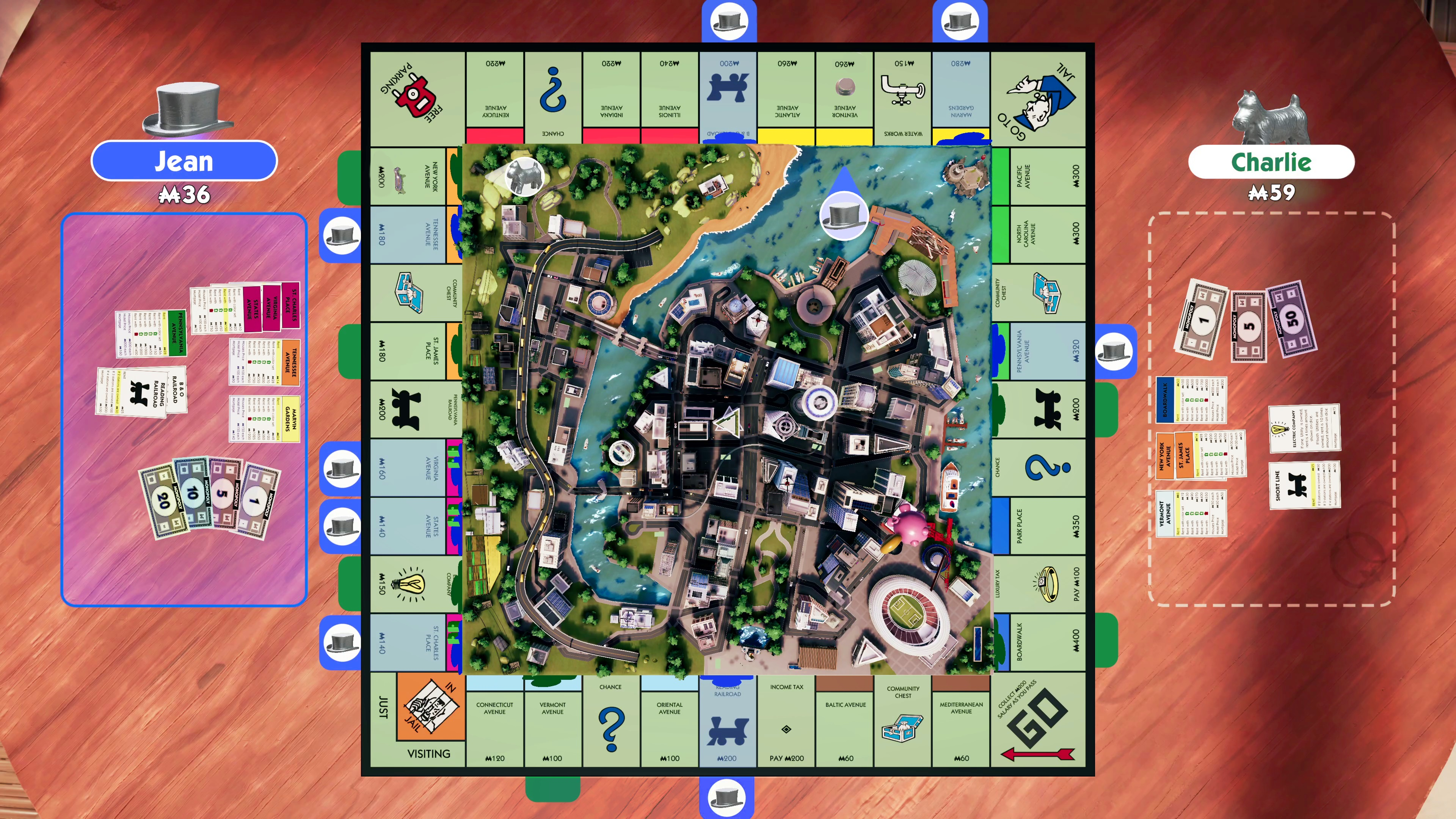 Layout del gioco da tavolo Monopoly. Vengono mostrati due giocatori. Il tabellone è al centro su un tavolo di legno.