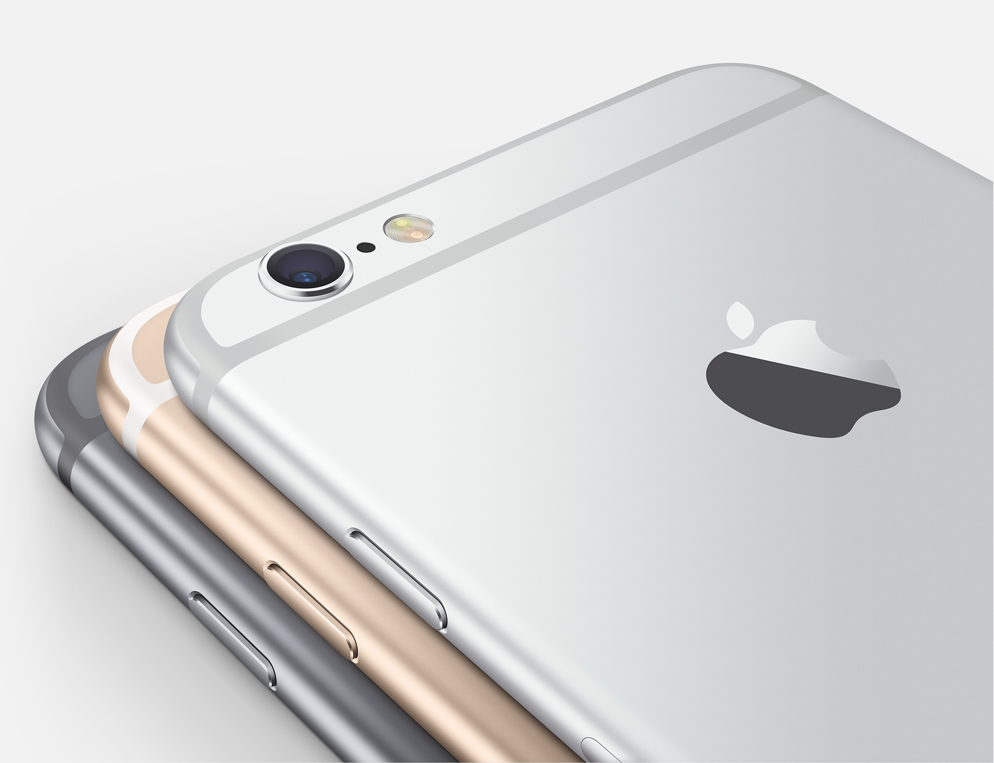 Nahaufnahme von drei Apple iPhones: Silber, Gold und Grau. Das silberne iPhone ist das nächste mit einer Kamera.