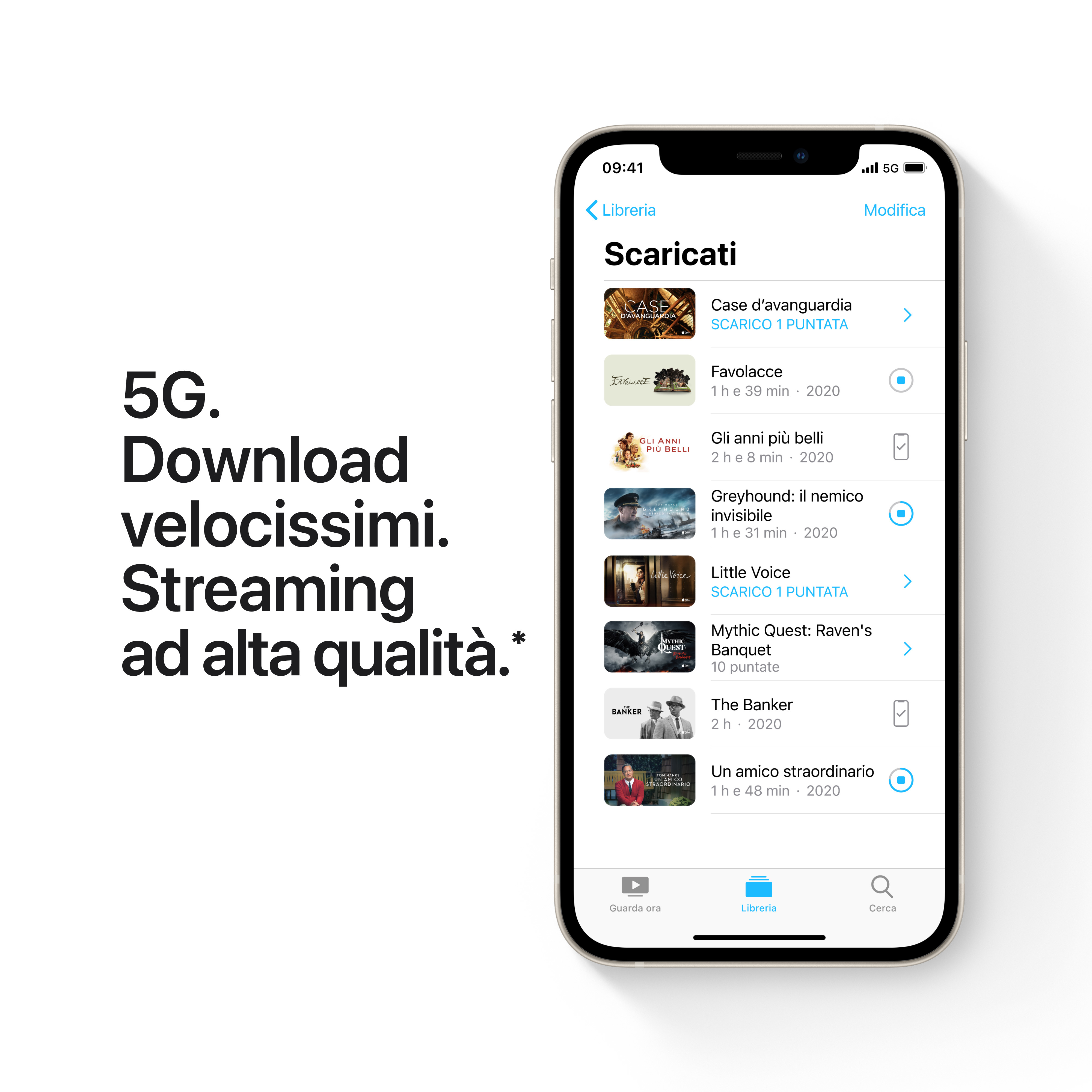Un telefono mostra contenuti scaricati. Il testo a sinistra dice 5G, download veloci e streaming di alta qualità.