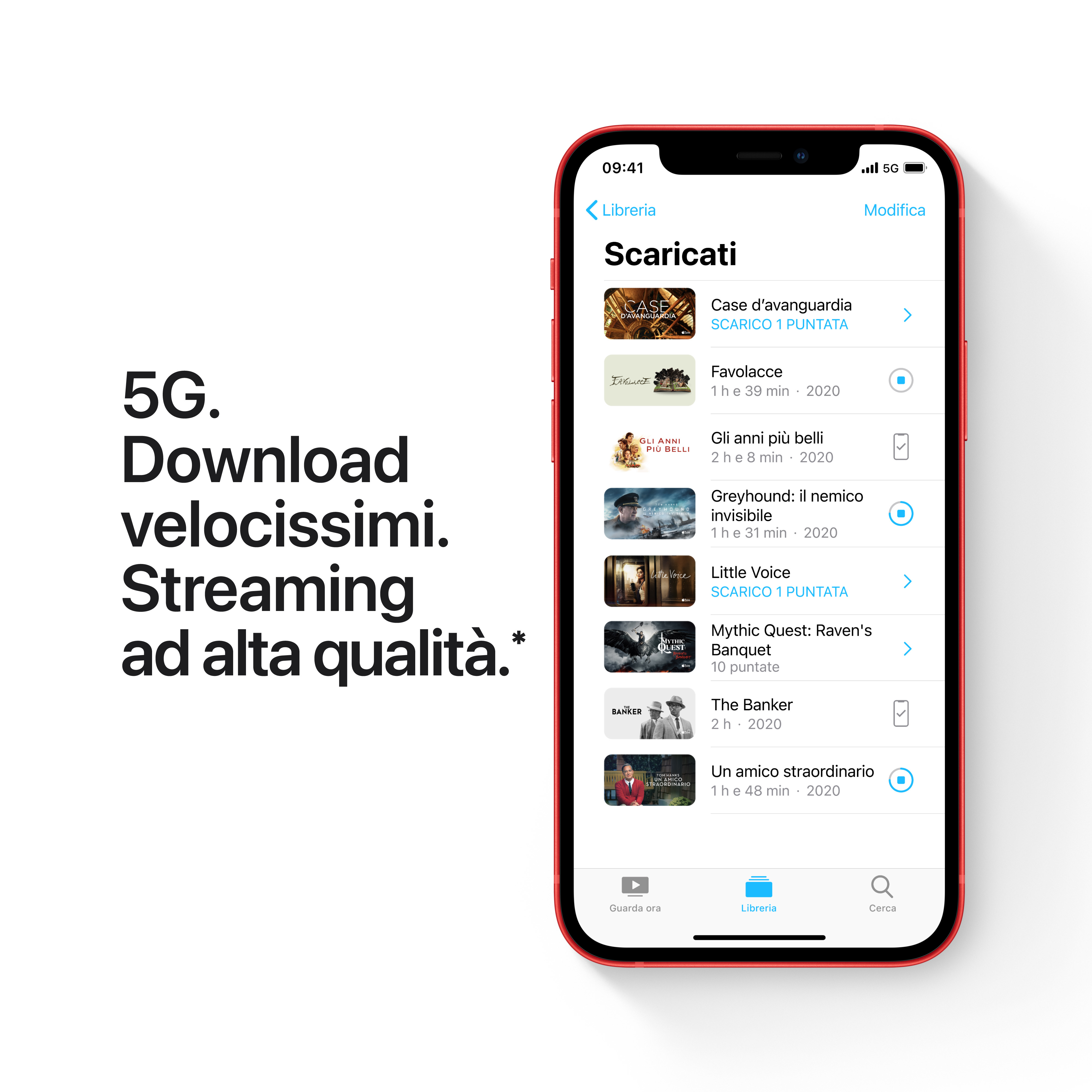 Un iPhone rosso visualizza un elenco di contenuti multimediali scaricati sul suo schermo, con icone e testo visibili.