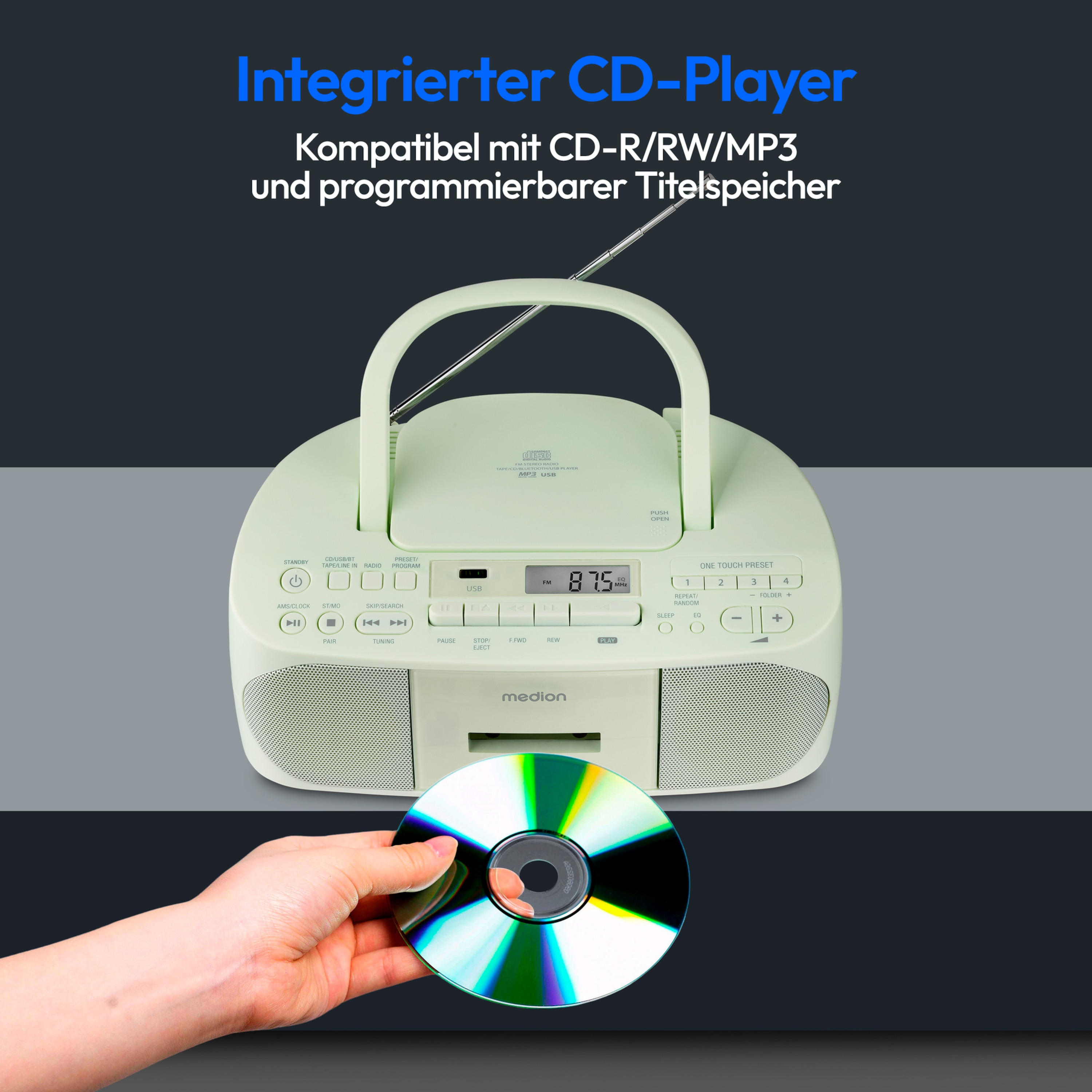 Un lettore CD bianco con un CD in mano. Ha pulsanti e uno schermo. Lo sfondo è blu scuro.
