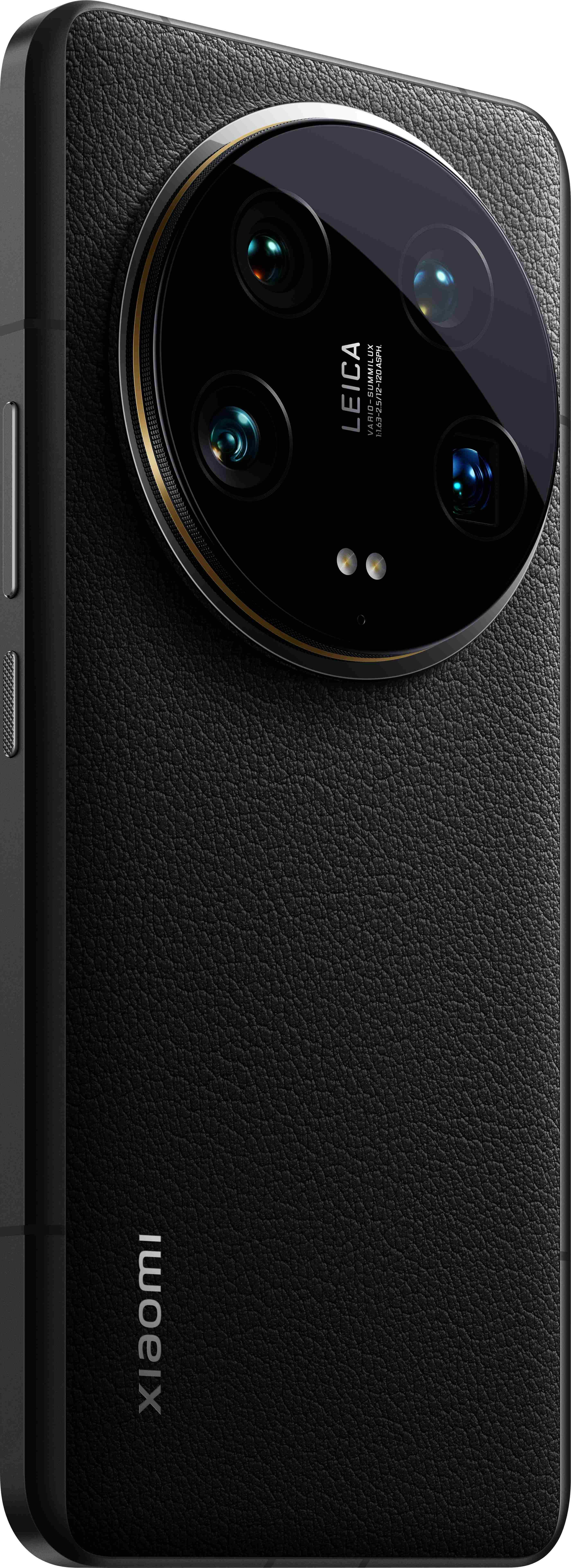Schwarzes Telefon mit mehreren Kameralinsen. Lederstruktur auf der Rückseite. Leica-Logo.
