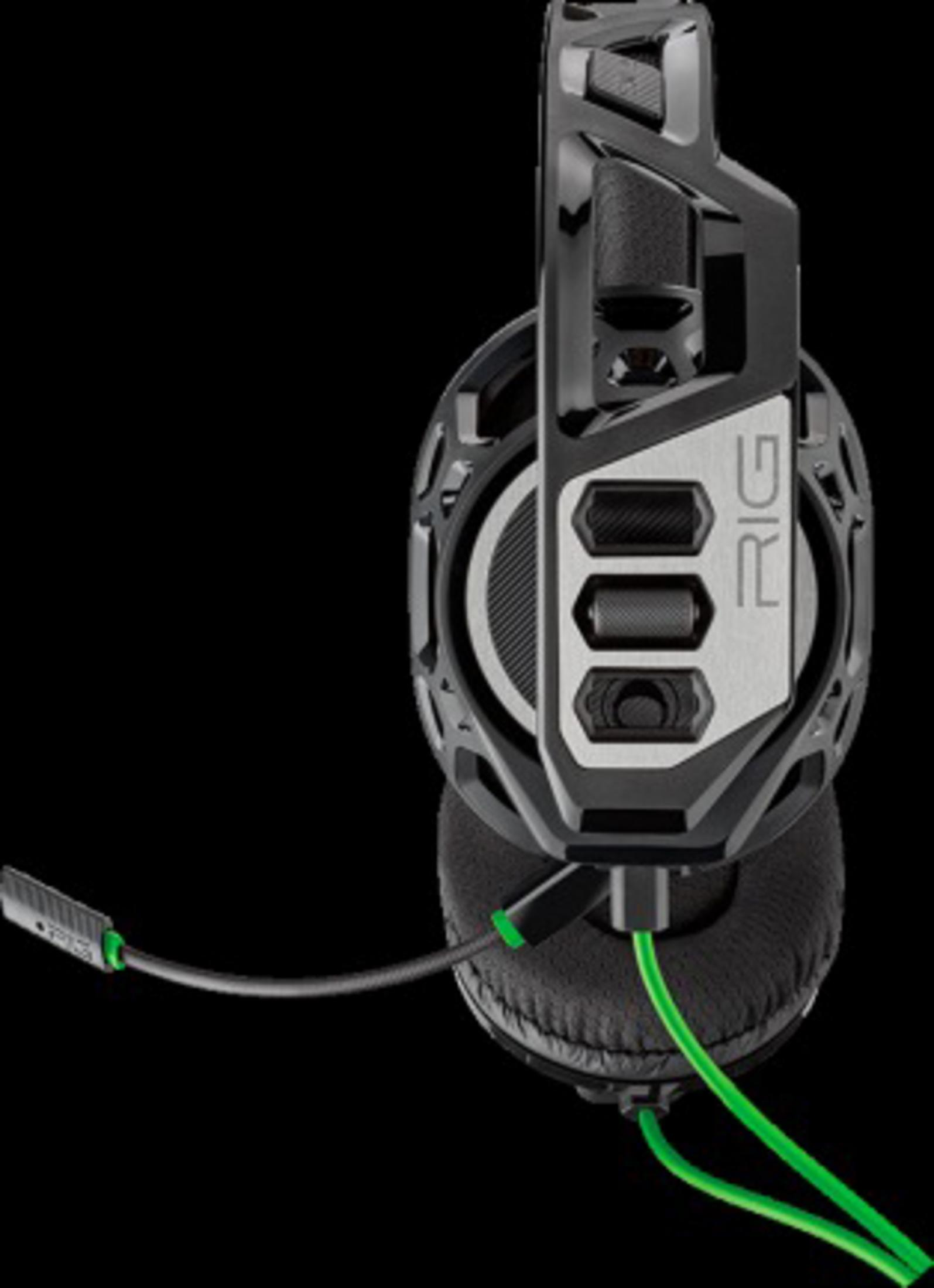 Czarne i szare słuchawki dla graczy, z zielonym kablem.