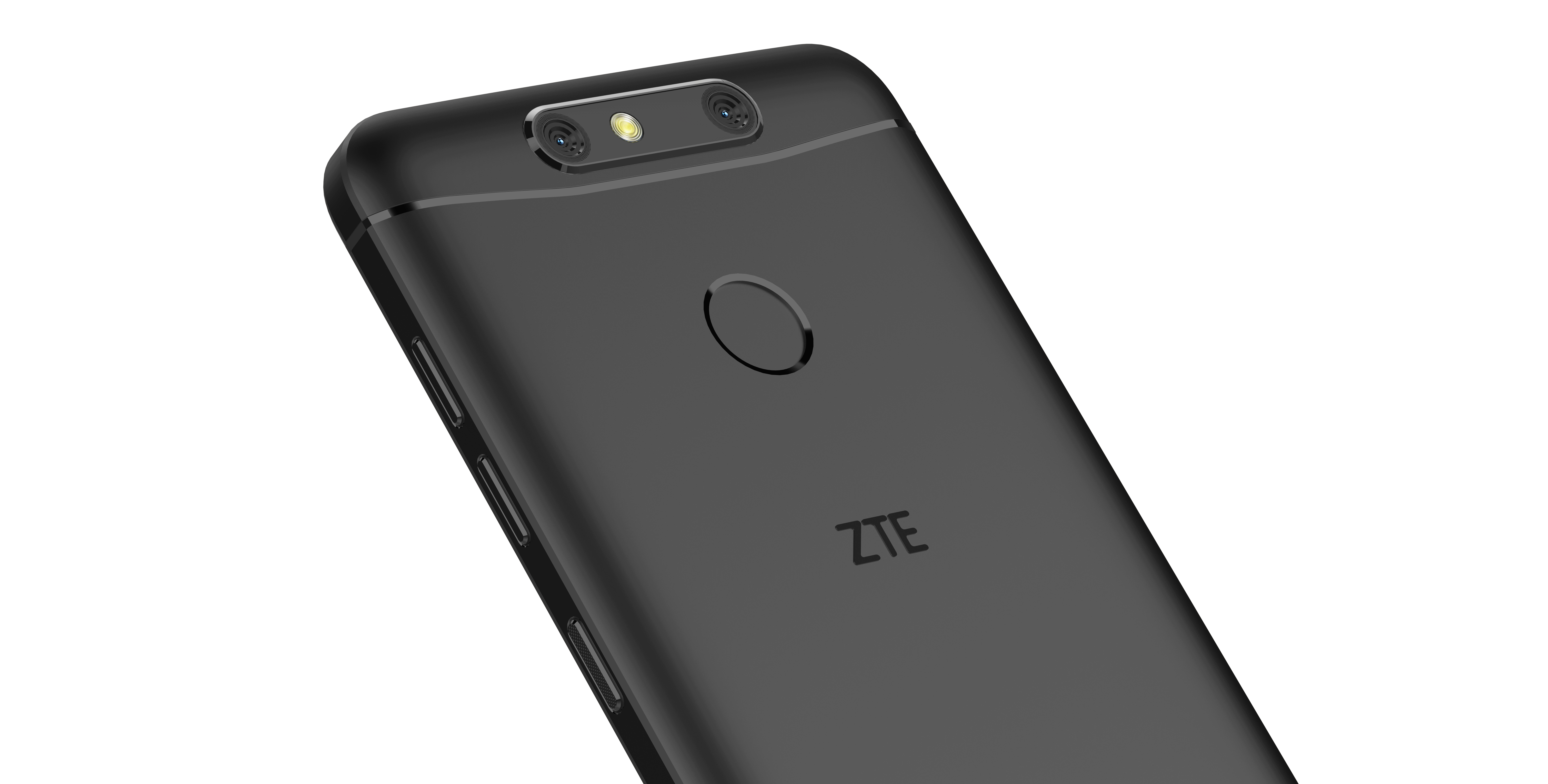 Schwarzes ZTE-Telefon, Rückseite mit Dual-Kameras und Fingerabdrucksensor.