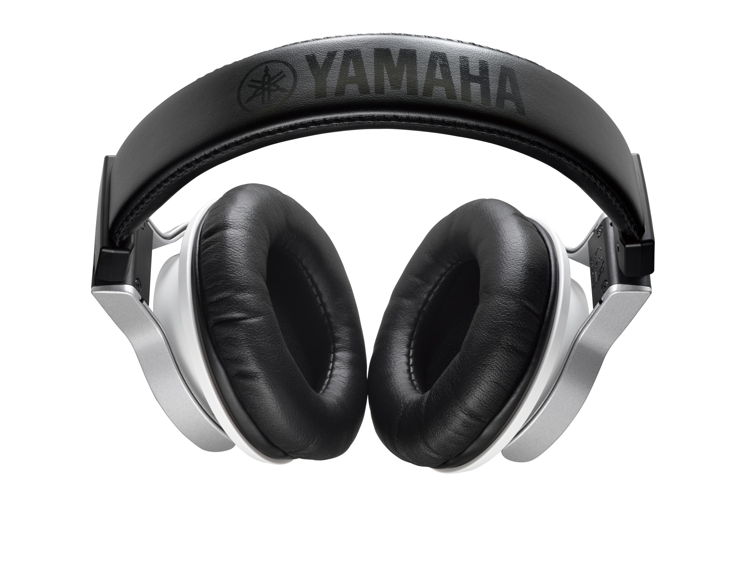 Cuffie Yamaha, fascia nera con logo, montatura argentata, padiglioni neri, sfondo bianco.