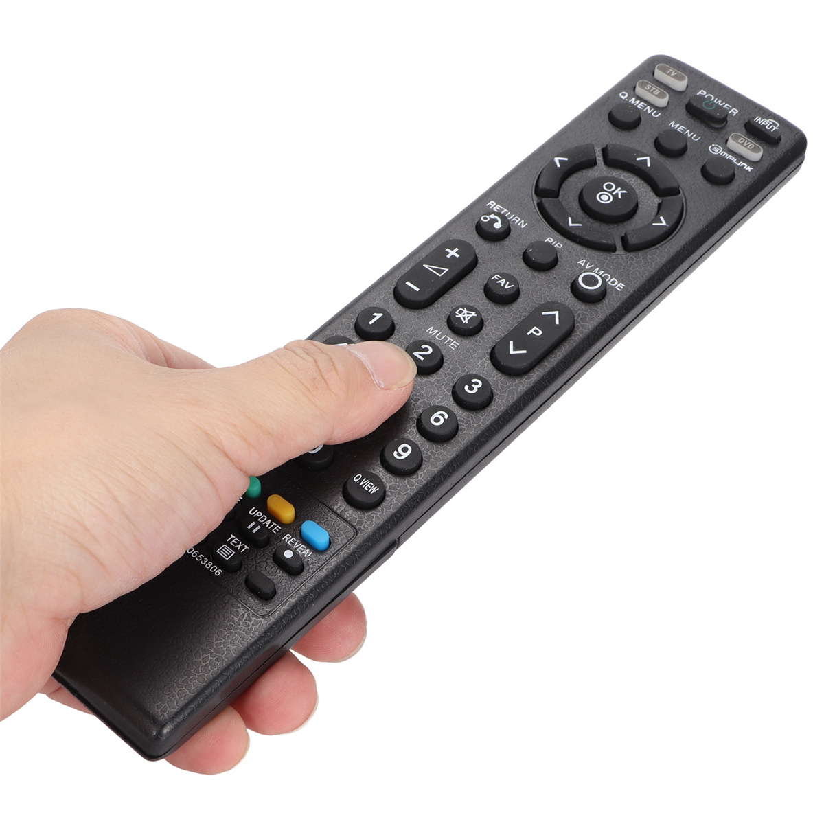 Hand hält eine schwarze TV-Fernbedienung. Die Fernbedienung hat viele Tasten. Der Bildschirm zeigt eine 1.