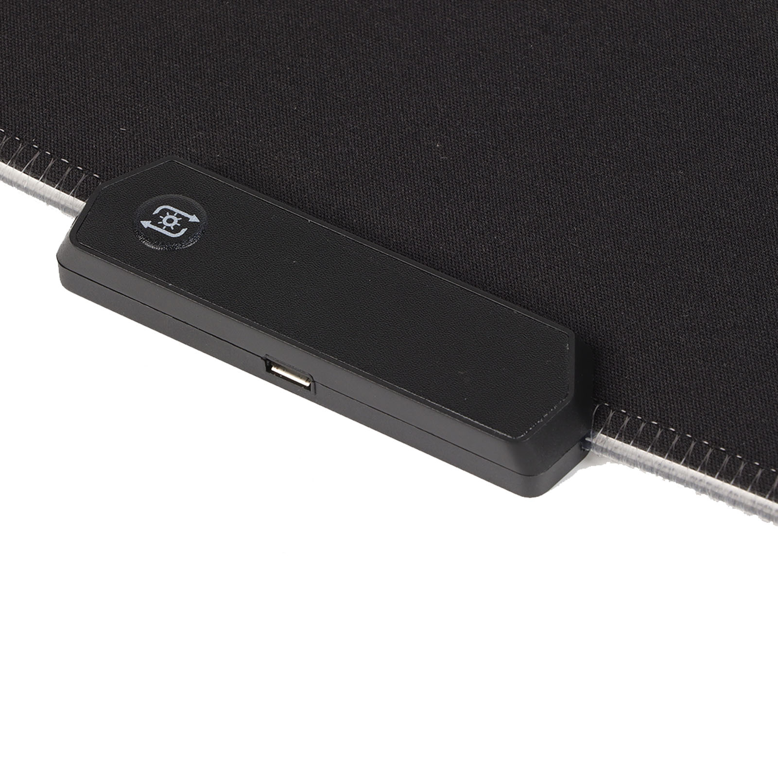 Schwarzes Mauspad mit USB-Anschluss und Bedienfeld.