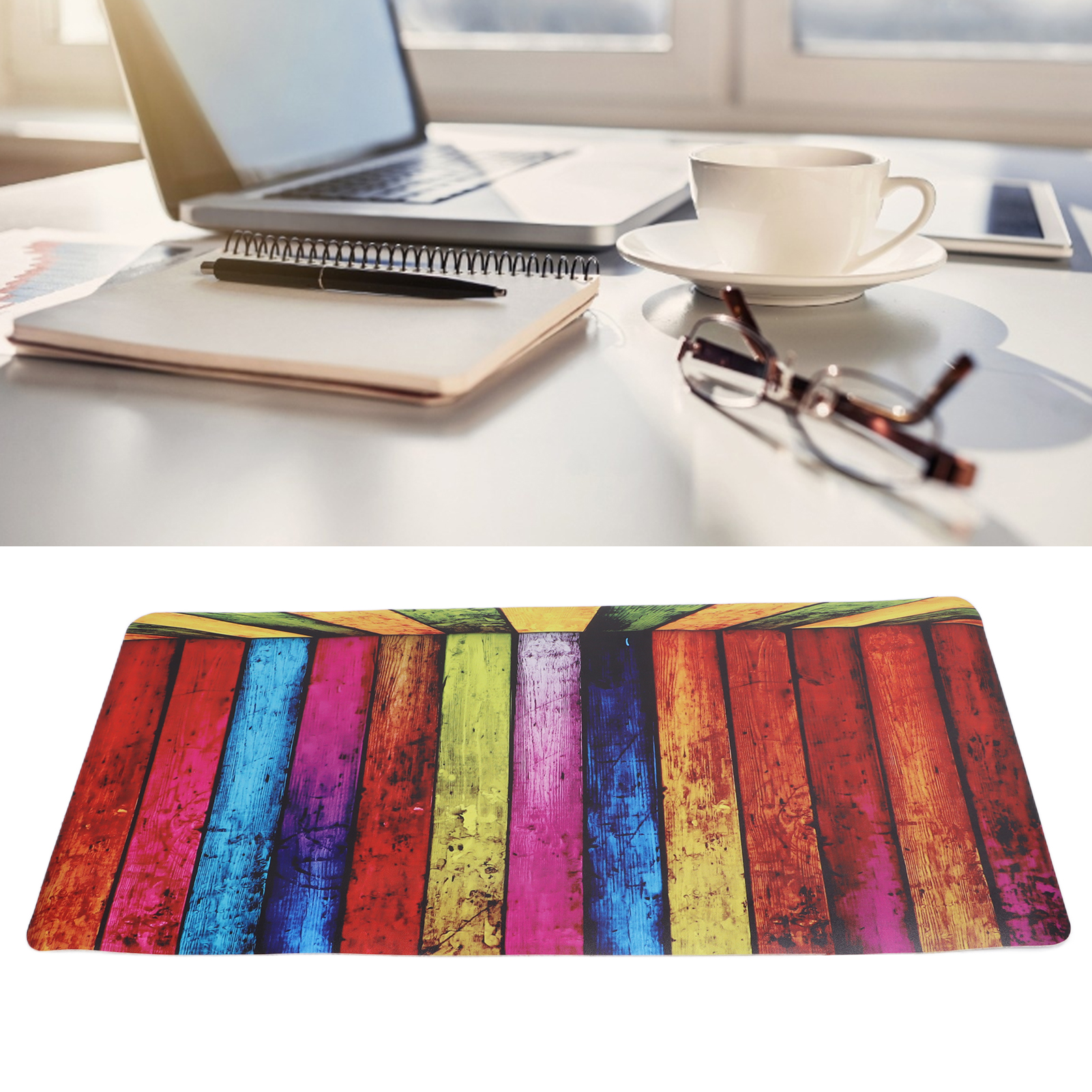 Schreibtisch mit Laptop, Kaffeetasse, Brille und Notizblock. Bunte Holzfußmatte.