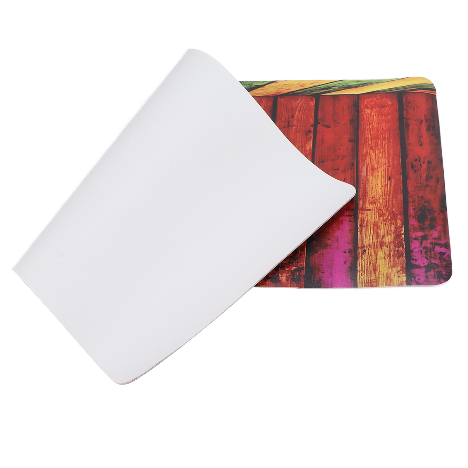 Buntes Mousepad mit Holzplanken-Design, weißer Rückseite. Teilweise geöffnet.