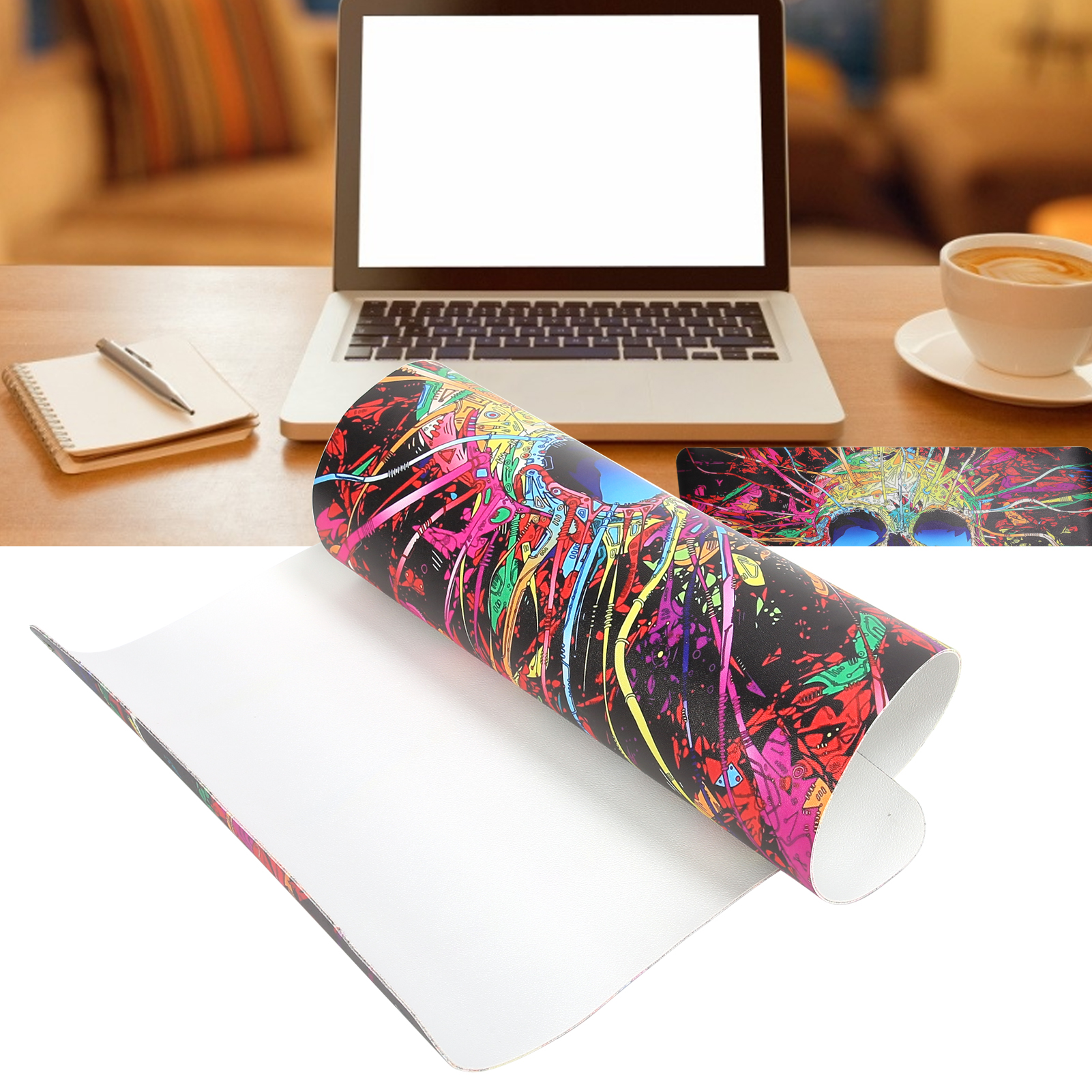 Ein Computer-Schreibtisch-Setup mit einem Laptop und einem farbenfrohen Mauspads.