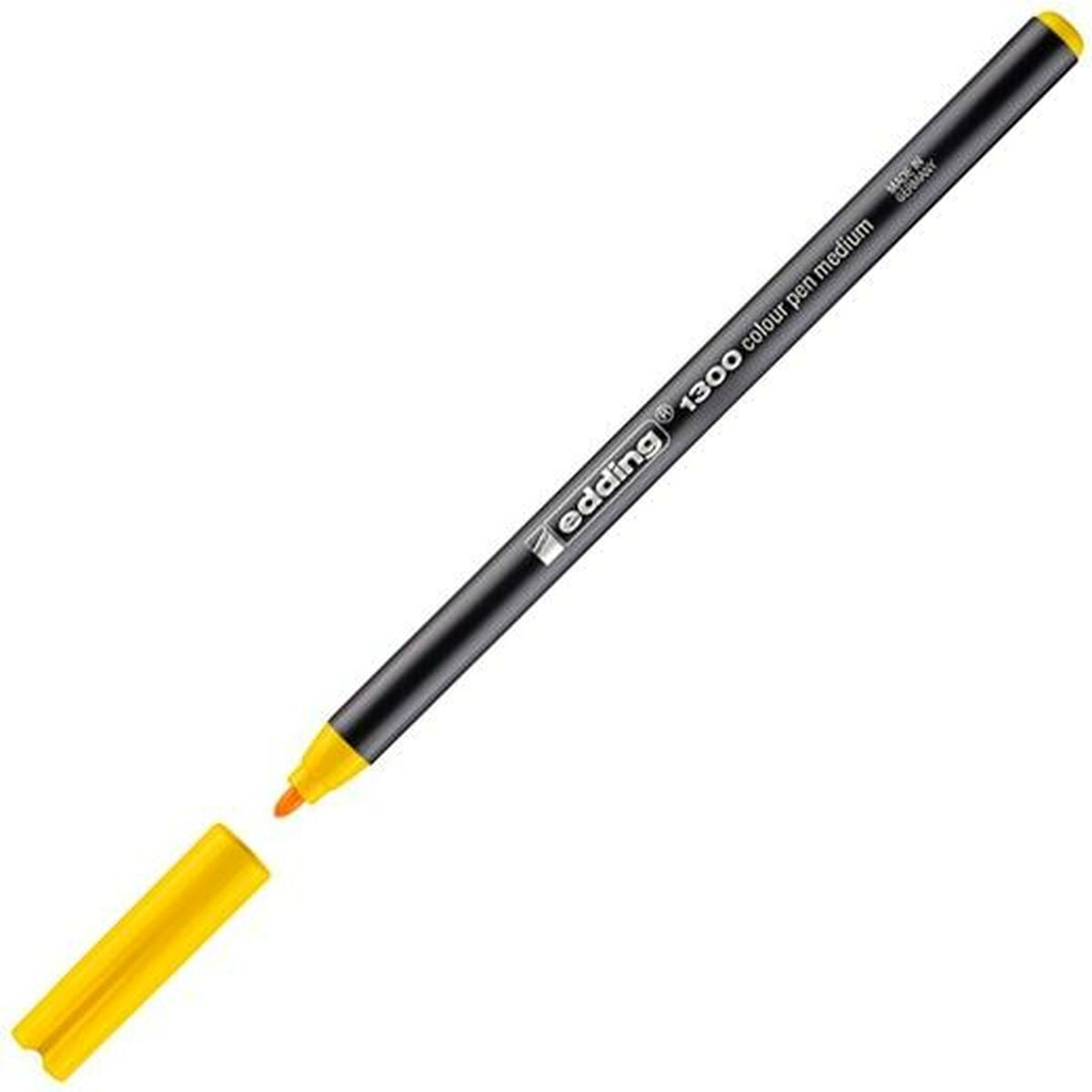 Ein orangefarbener Edding 1300 Farbmarker ohne Kappe. Der Stift ist schwarz mit gelber Spitze und Kappe.