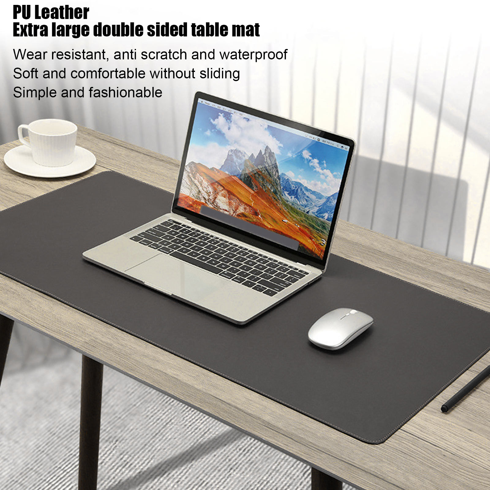 Ein Schreibtisch mit einer großen schwarzen Matte, einem Laptop, einer Maus und einer Tasse Kaffee.