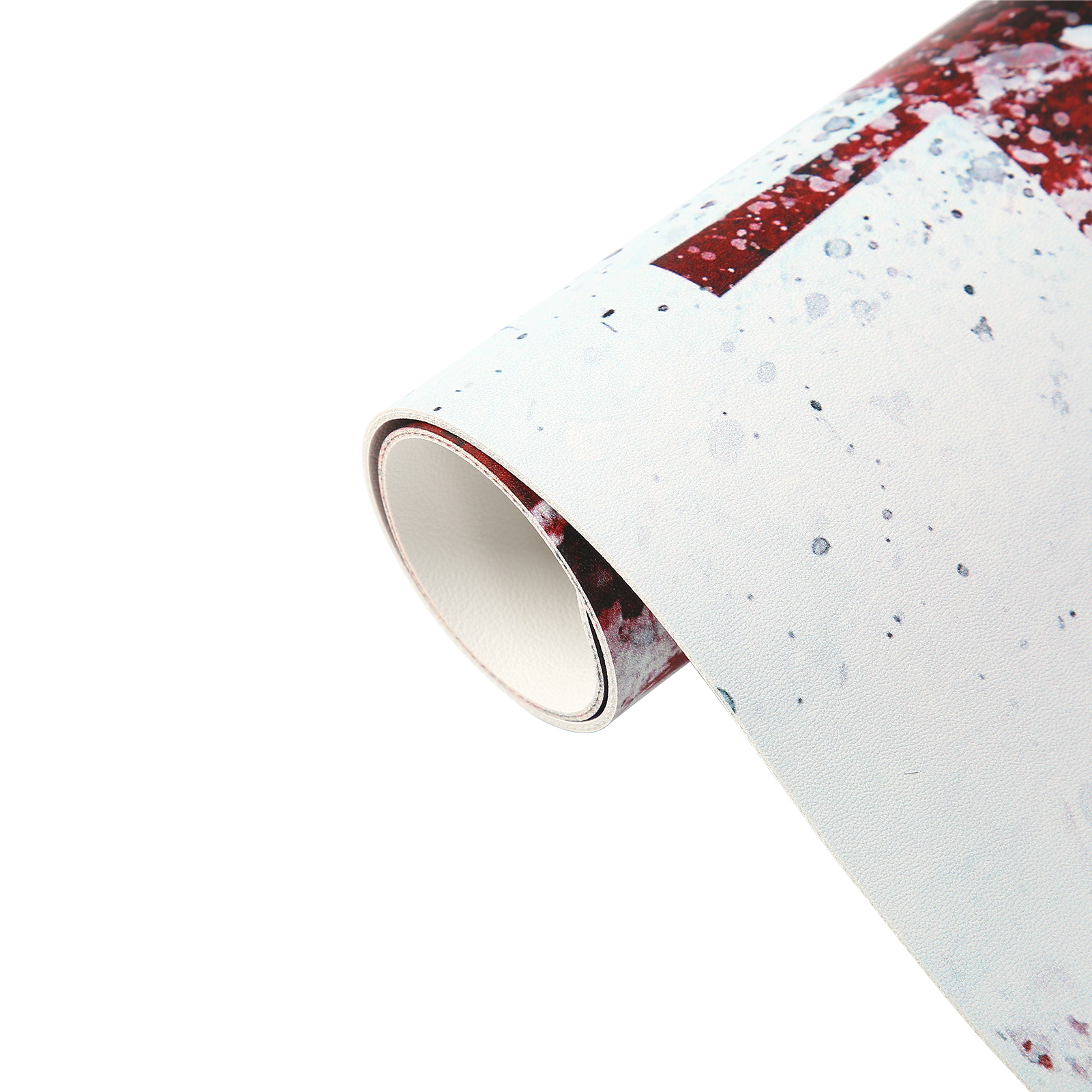 Aufgerolltes weißes Papier mit roten und blauen Farbspritzern, auf einer weißen Oberfläche, Nahaufnahme.