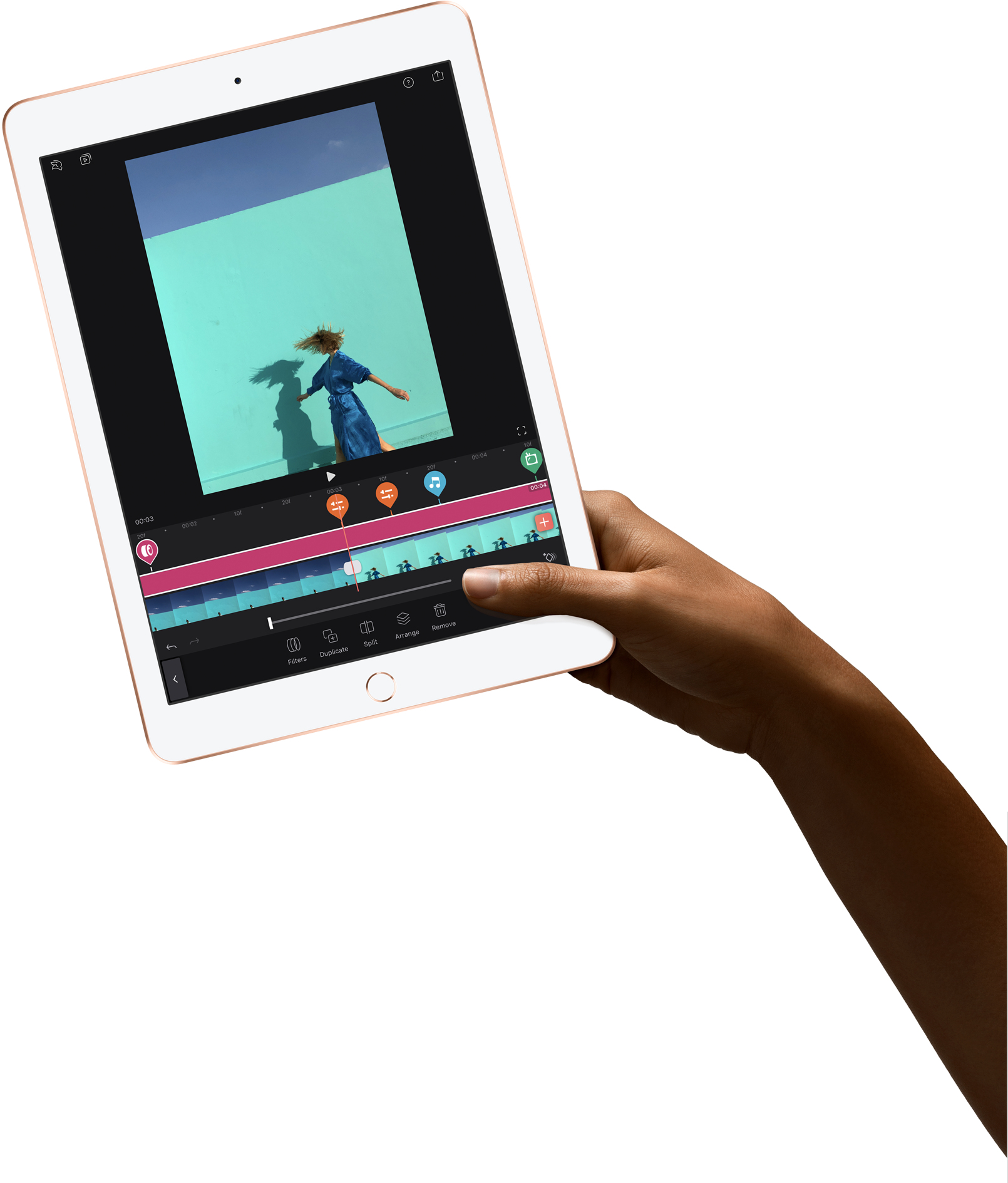 Ręka trzymająca biały tablet. Ekran pokazuje interfejs edycji wideo. Białe tło.