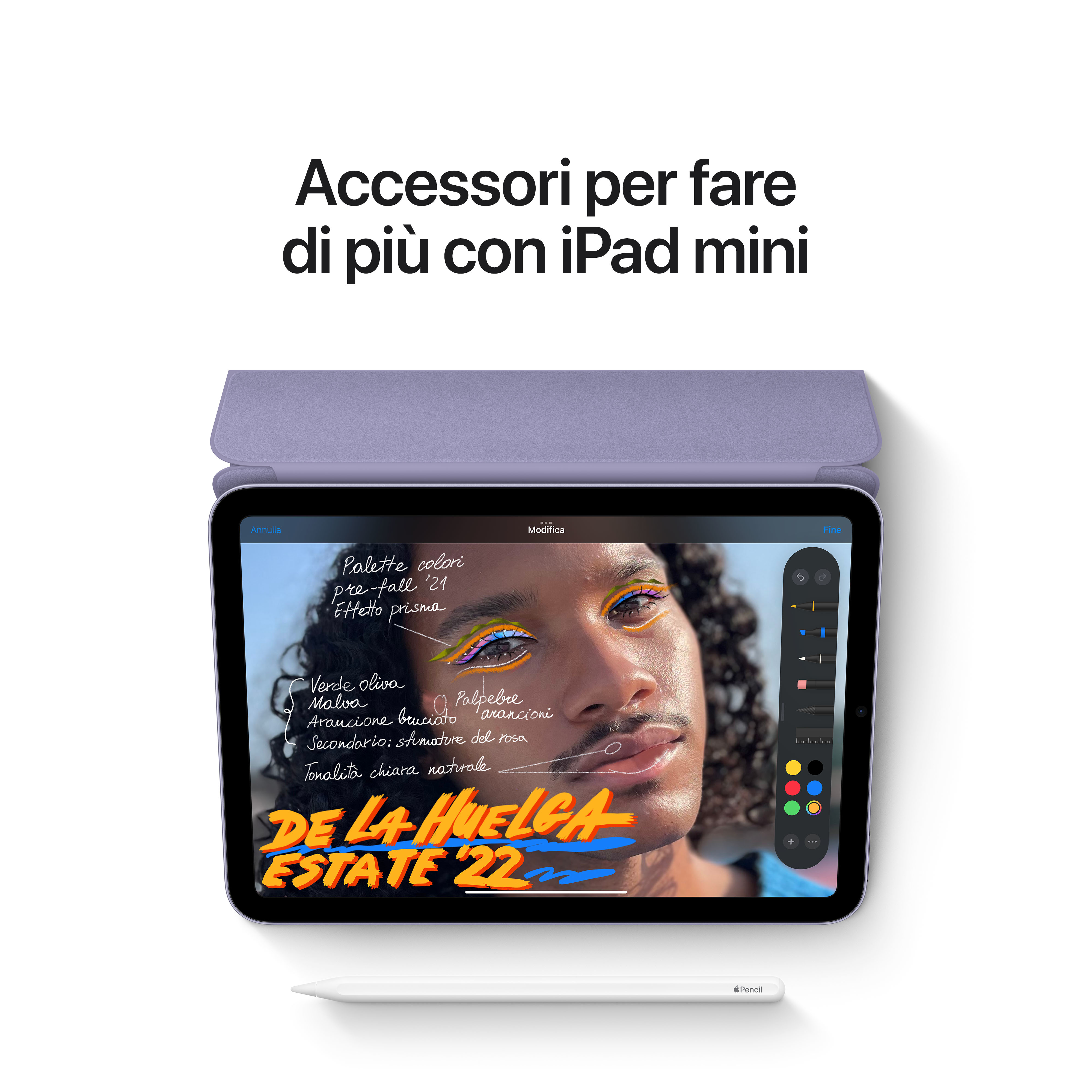 iPad mini met een paarse hoes en stylus. Tekst op het scherm in het Italiaans.