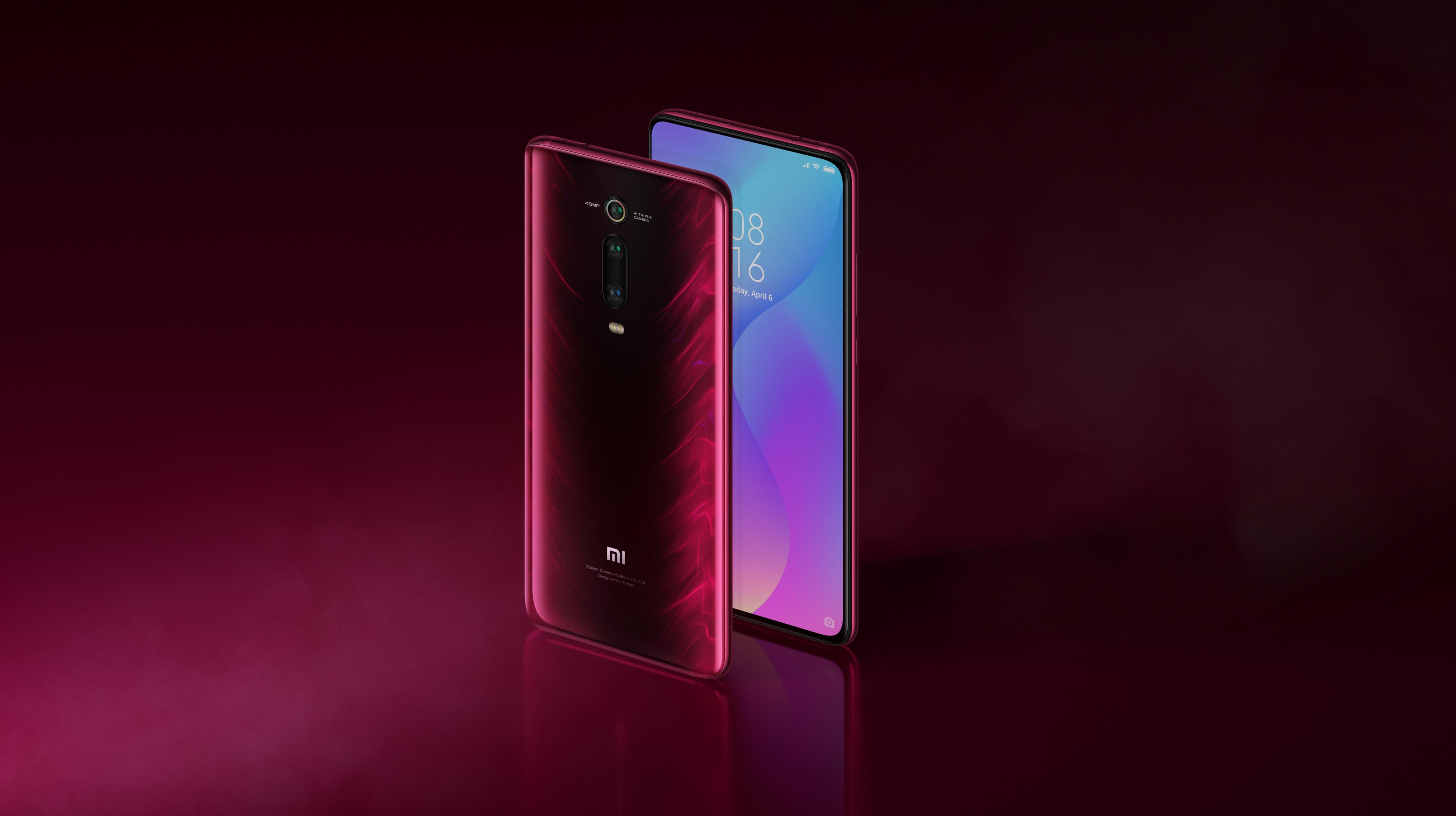 Due smartphone, uno che mostra uno schermo, l'altro il retro con un accento rosso.