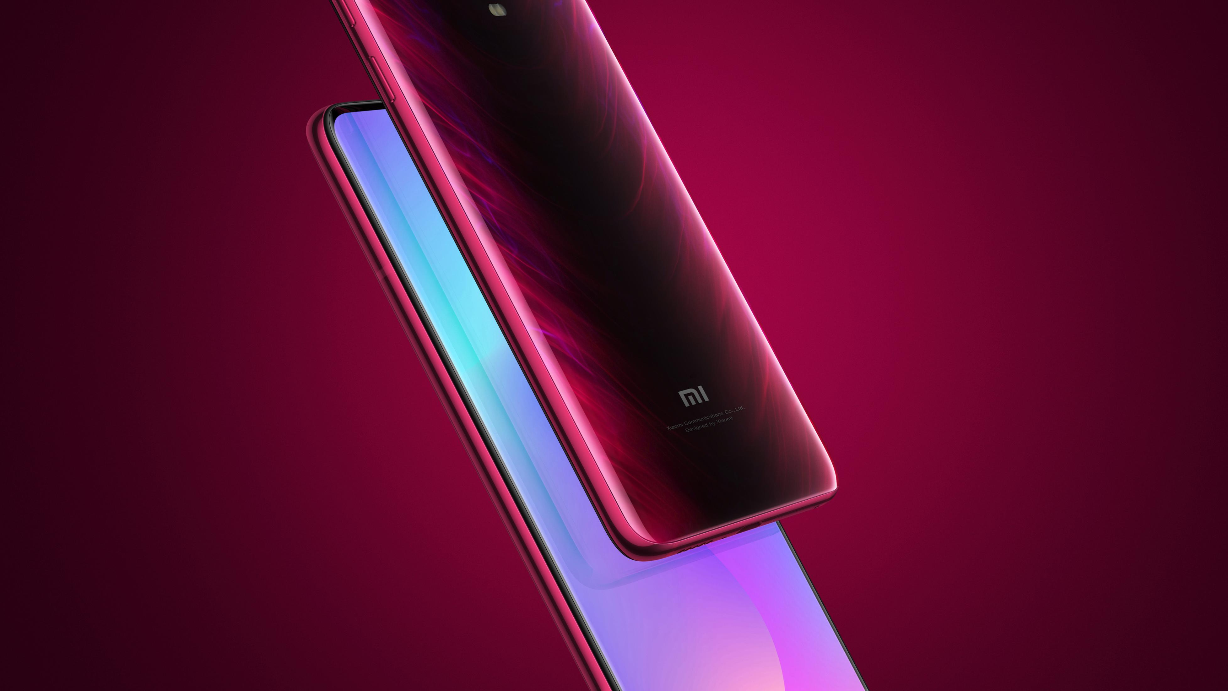 Due smartphone, uno rosso e uno con schermo scuro, sovrapposti su sfondo rosso.