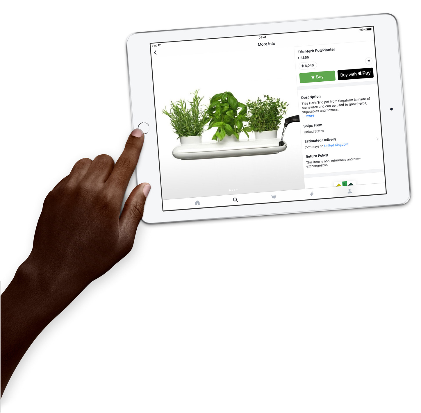 Ręka używa tabletu, wyświetlając stronę internetową z roślinami i tekstem. Obecne białe tło.