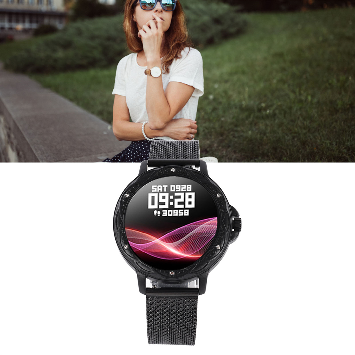 Eine Frau mit Sonnenbrille trägt eine Uhr. Die Uhr hat ein schwarzes Armband und Digitalanzeige.