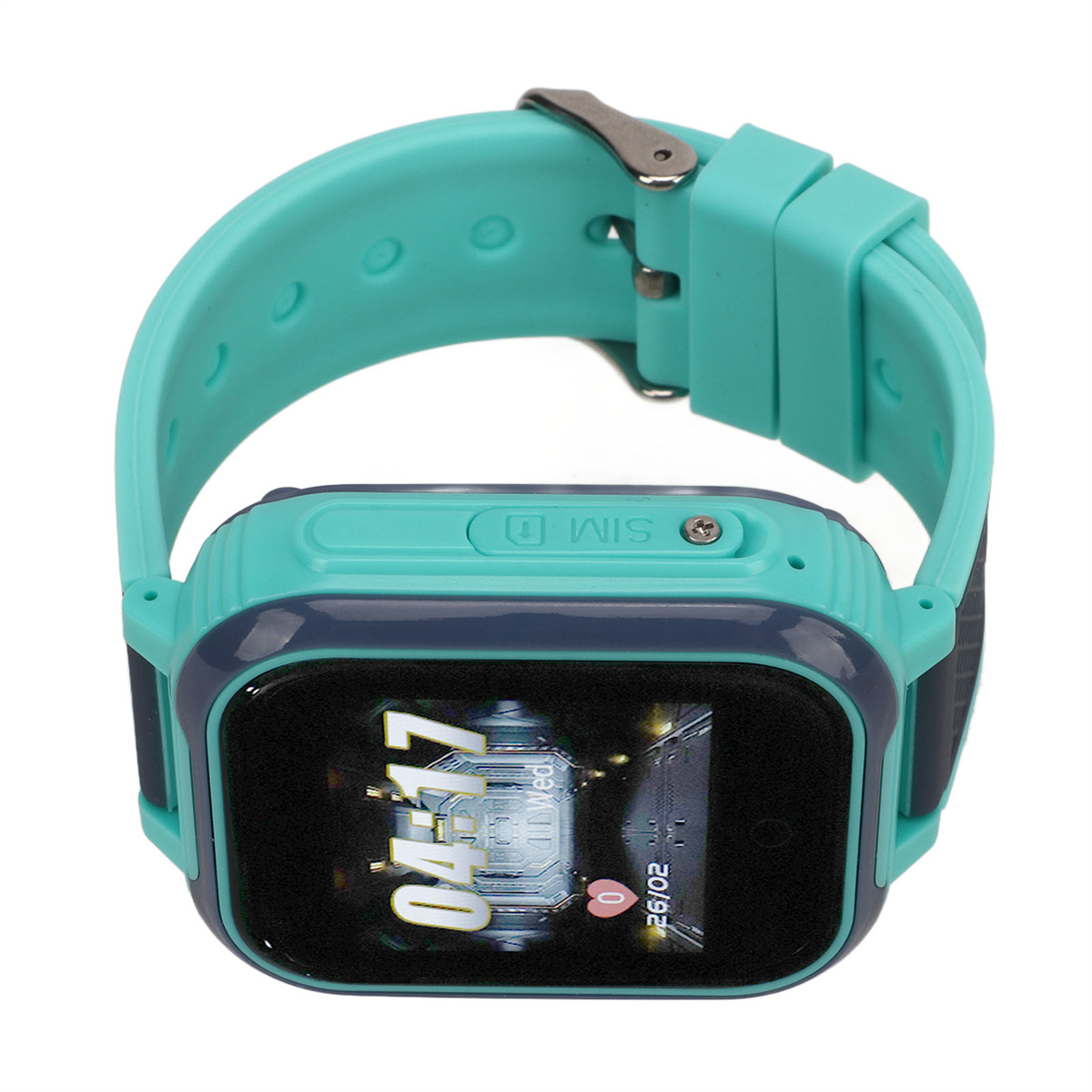 Eine Smartwatch mit tealfarbenem Armband und Digitalanzeige mit Uhrzeit und Datum wird gezeigt.