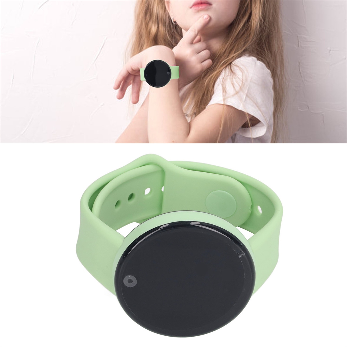 Mädchen trägt eine grüne Smartwatch. Die Uhr hat einen schwarzen Bildschirm und ein grünes Armband. Eine zweite Uhr wird gezeigt.