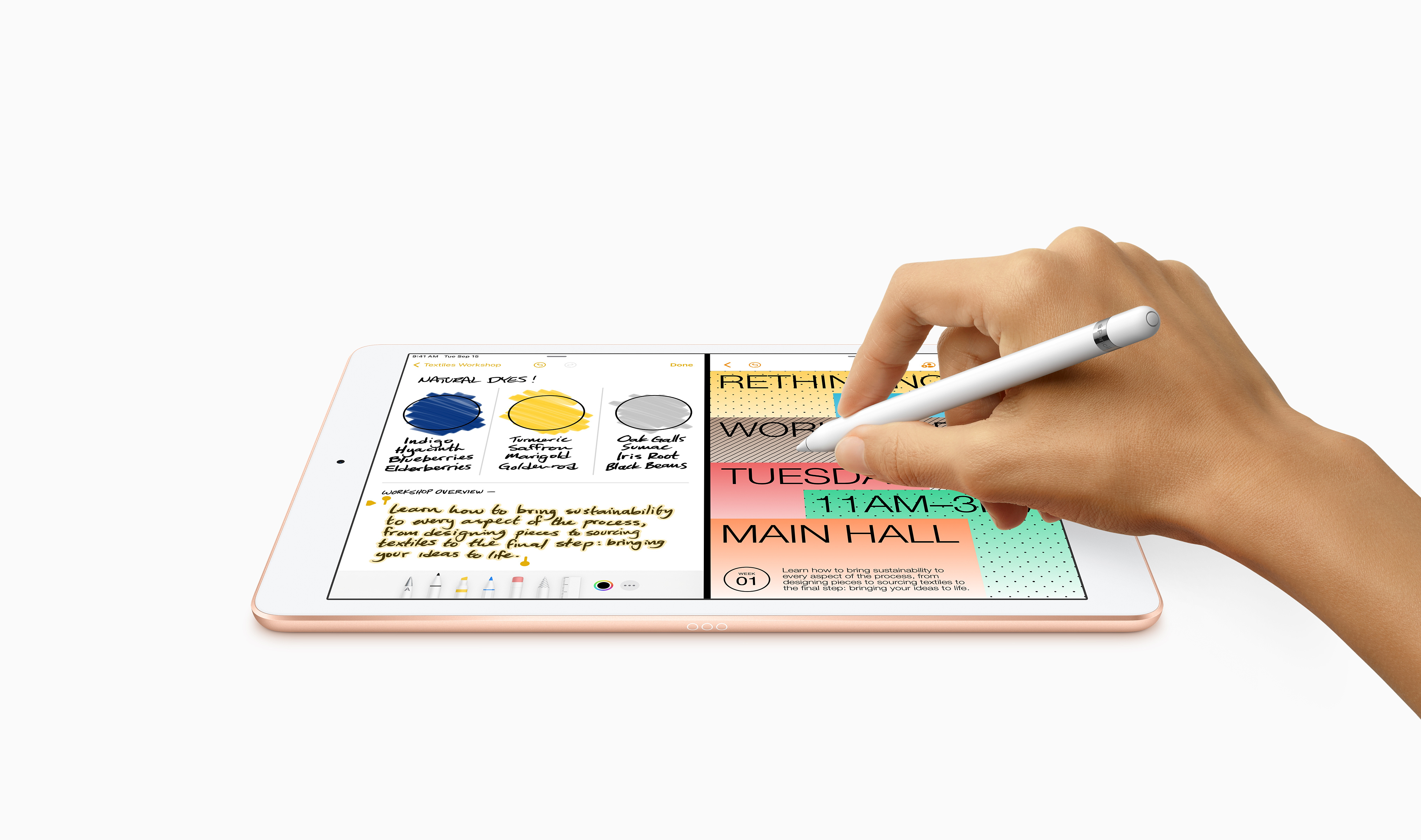 Person mit Stift auf Tablet, Notizen und weißem Hintergrund.