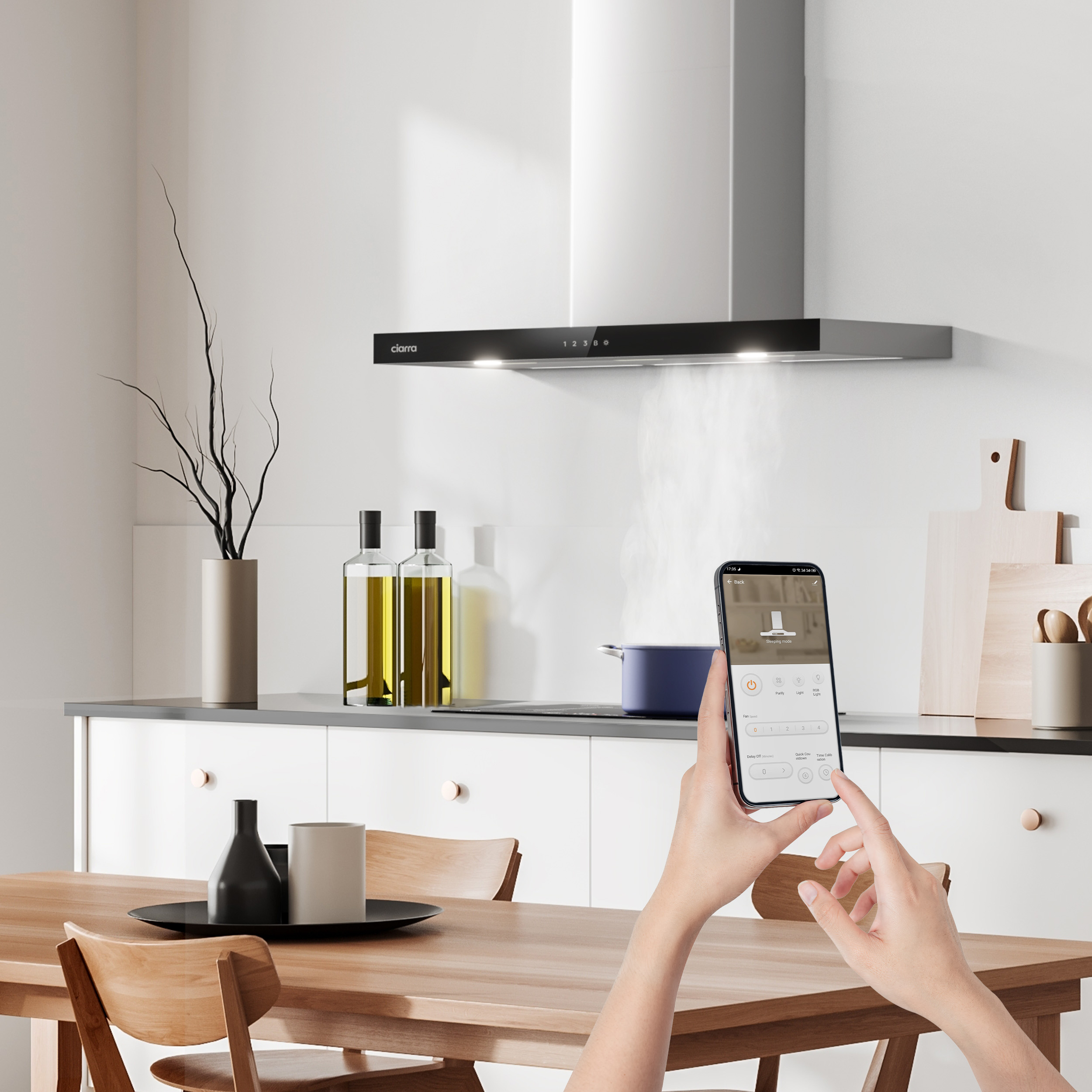Scena di cucina, donna che usa il telefono, cappa intelligente, sfondo bianco.