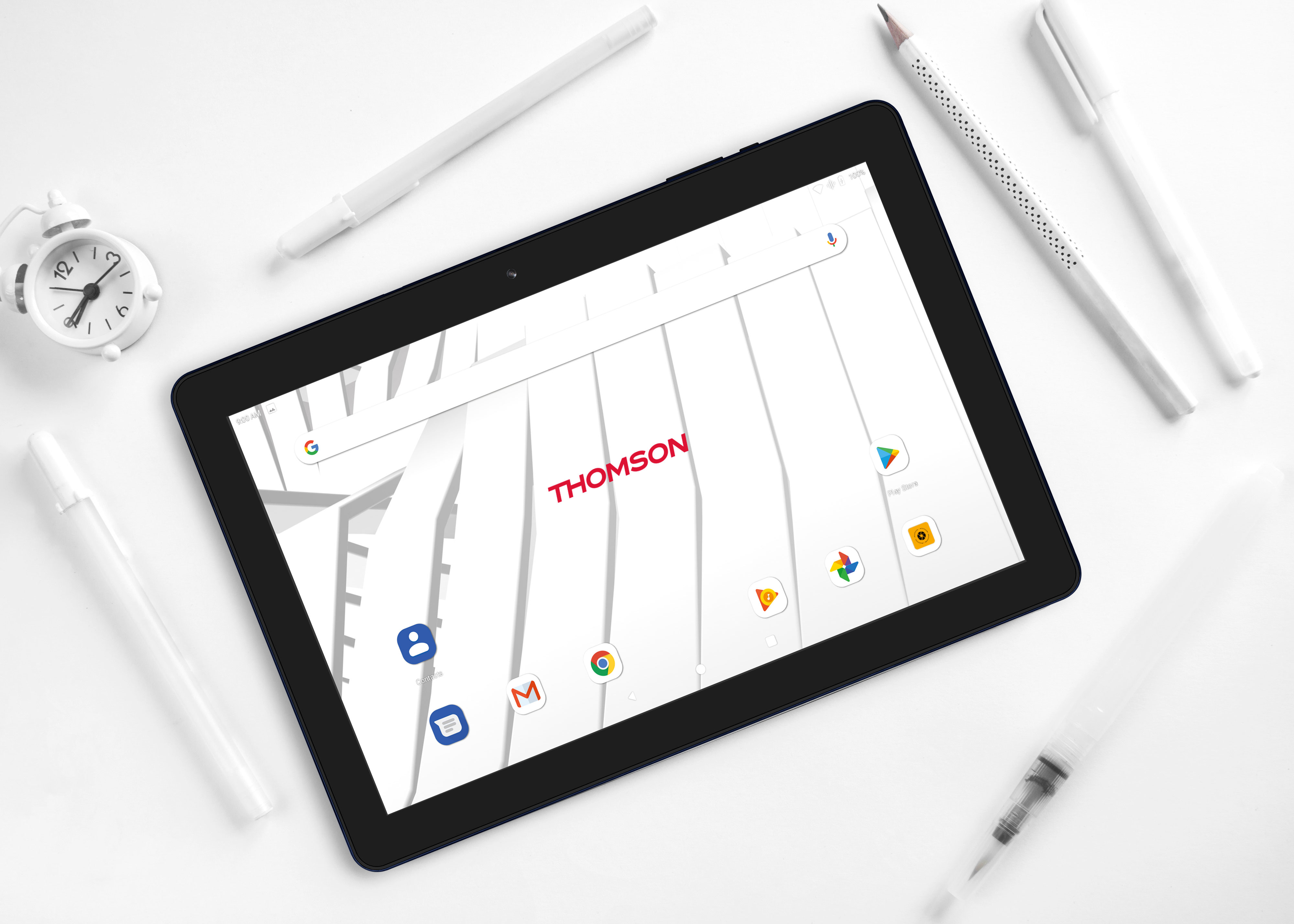 Tablet su una scrivania bianca, circondato da penne e sveglia. Lo schermo mostra un sito web.