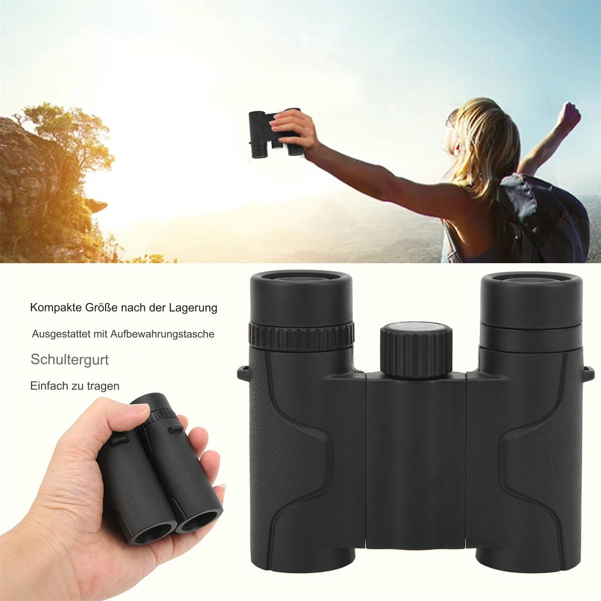 Eine Person hält ein Fernglas, mit einem Hintergrund einer sonnigen Landschaft.