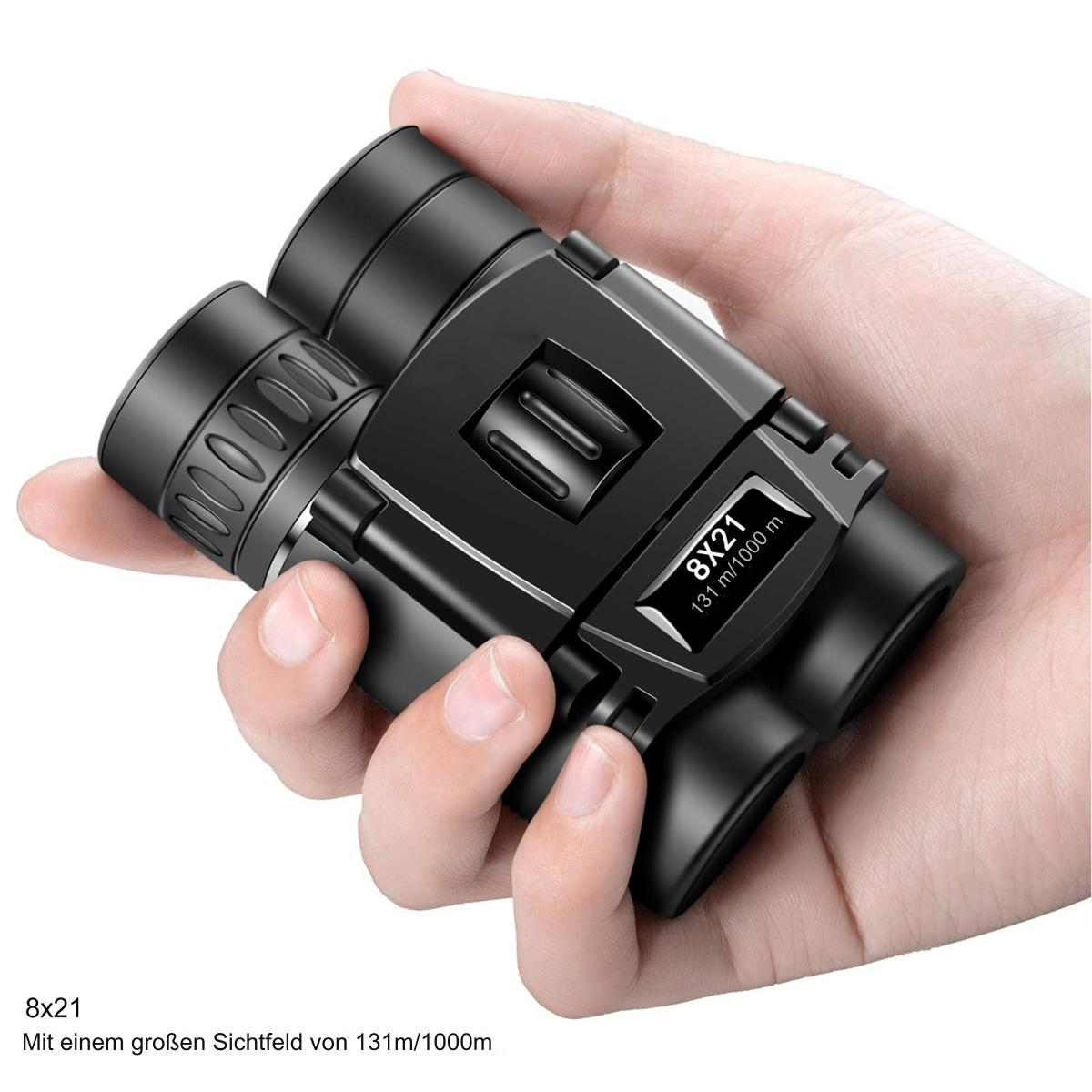 Schwarzes Fernglas in der Hand, Text lautet: 8x21 131m/1000m. Das Fernglas ist schwarz und der Text ist weiß.