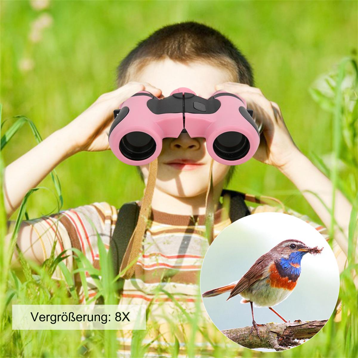 Ein Junge schaut durch ein rosa Fernglas auf einen Vogel mit blauer und roter Brust.
